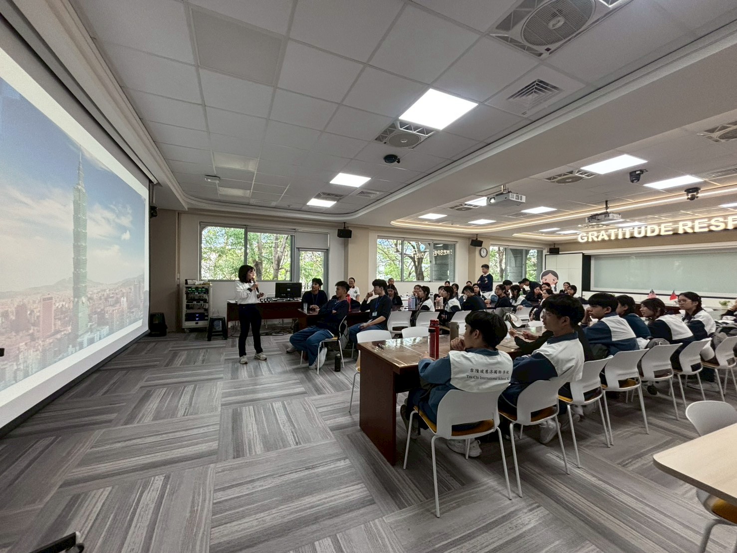 慈大附中黃韻臻老師從台灣特色景點與建築開始,引導馬來西亞同學認識台灣。