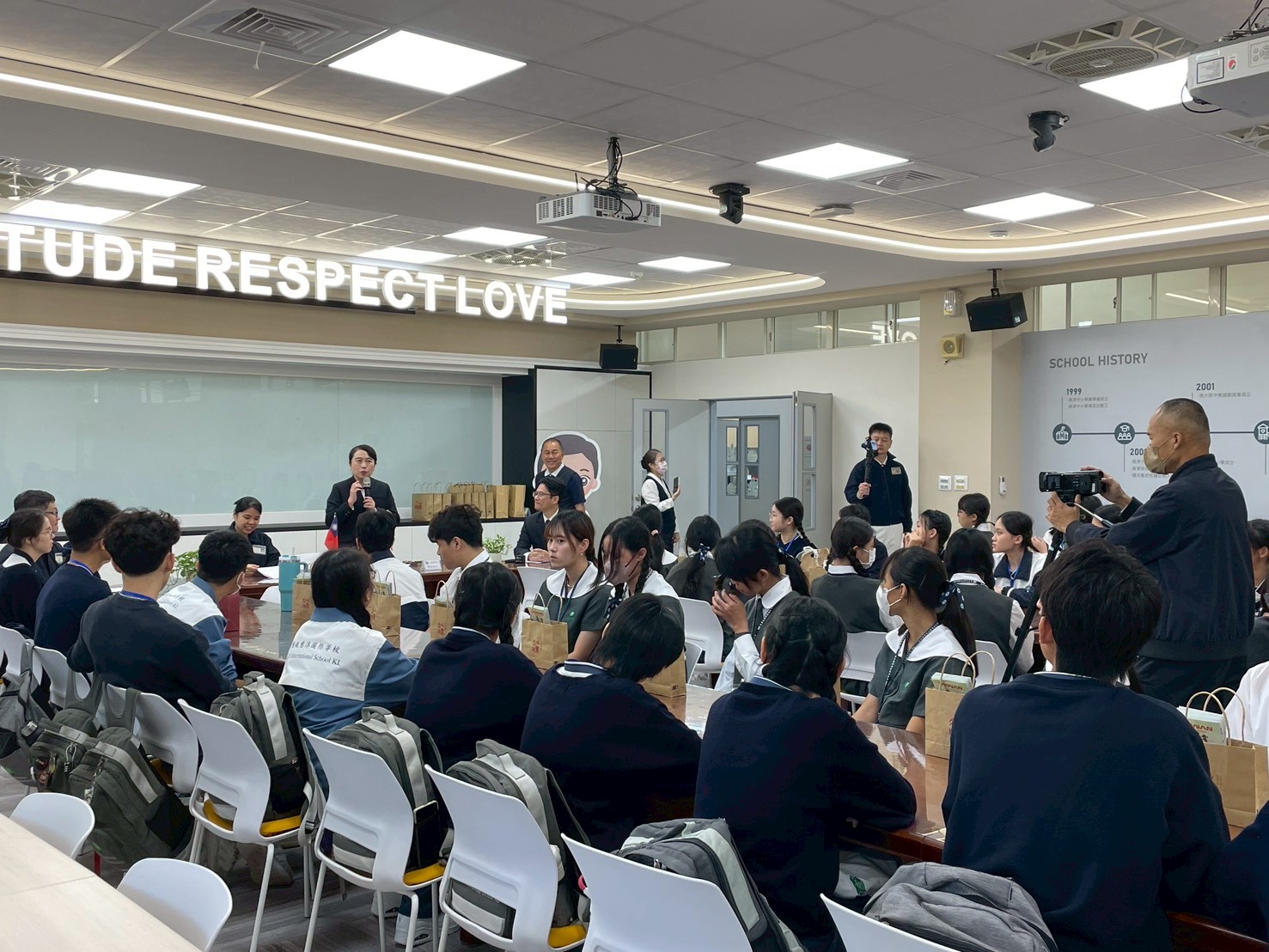 慈大附中廖逸貞校長,在歡迎儀式上致詞歡迎來自馬來西亞吉隆坡慈濟國際學校的師生。