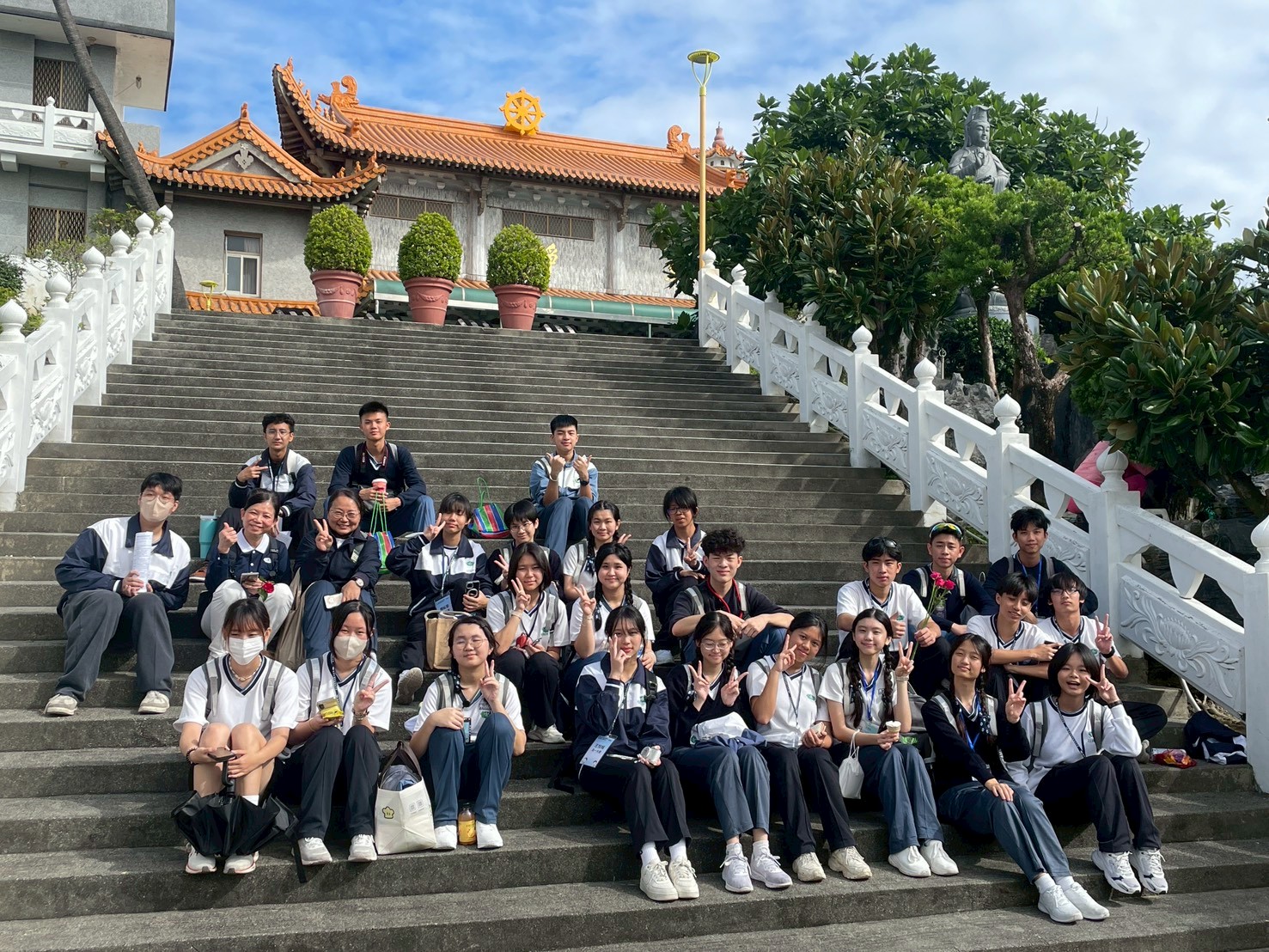 學生走訪花蓮街區時參訪廟宇,認識花蓮民眾信仰,並留下大合照。