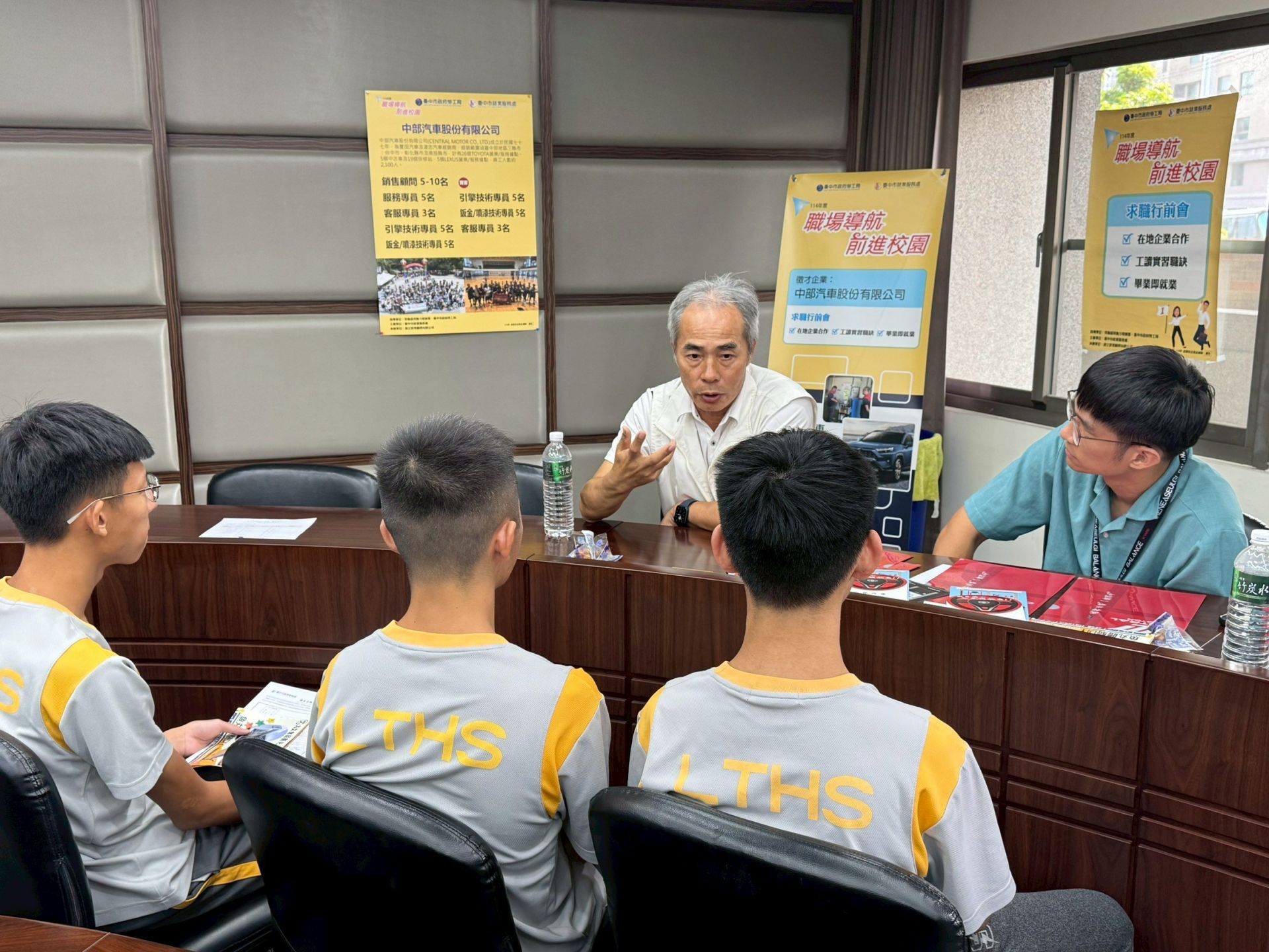 同學向企業代表詢問面試技巧及履歷可增進之處