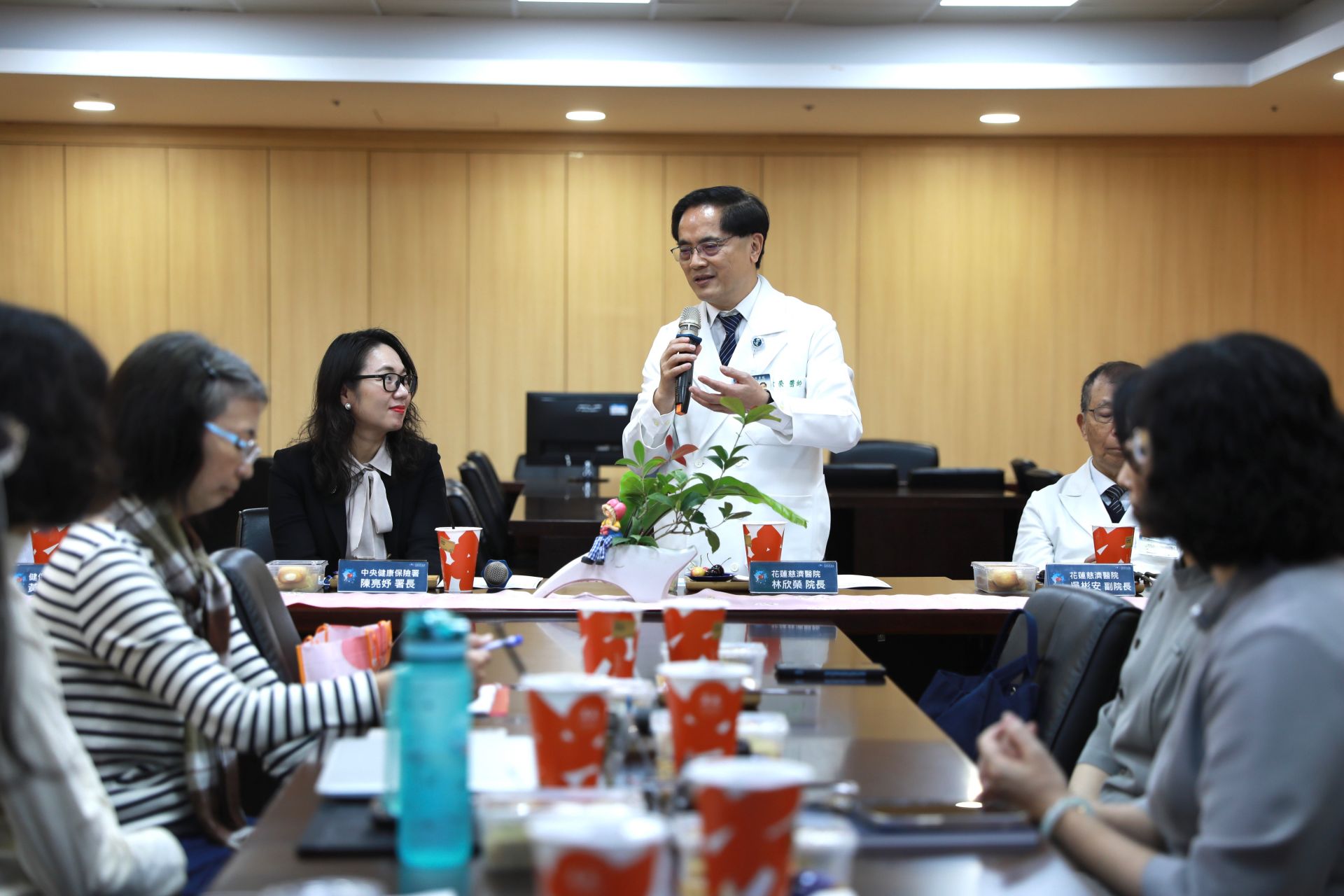 健保署陳亮妤署長仔細聆聽林欣榮院長說明如何結合花東十七家醫療院所,合心齊力守護偏鄉民眾健康,並執行健保在東區開始轉型。