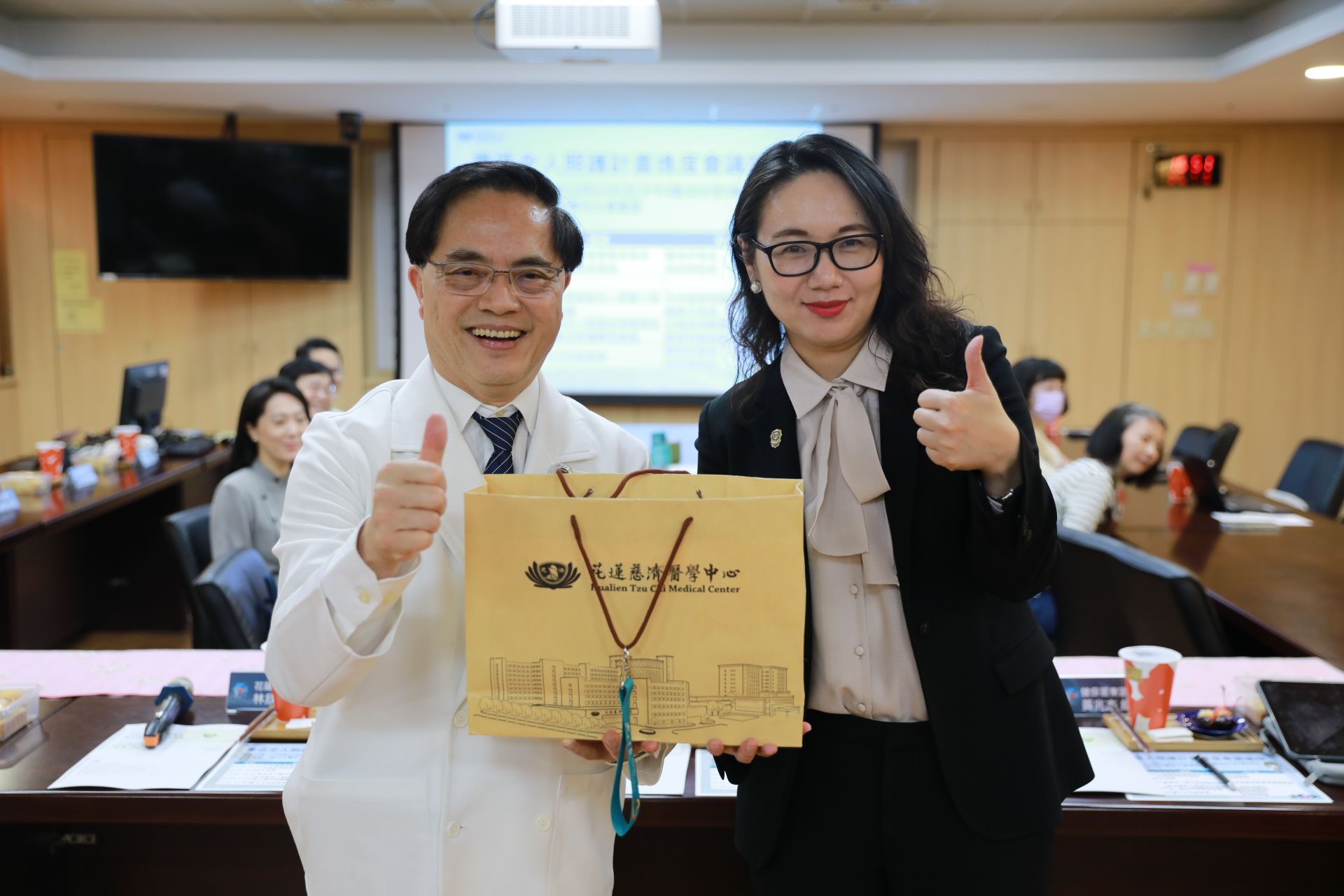 健保署陳亮妤署長就任後首次拜訪花蓮慈院,感謝花蓮慈院對偏鄉的守護,林欣榮院長表示將盡力做好。