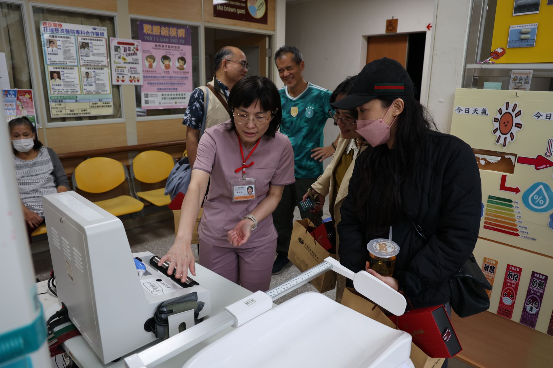 台東馬偕醫院、關山慈濟醫院以及綠島鄉和海端鄉衛生所,日前實地參訪秀林鄉衛生所,學習轉型全人健康照護的落地執行技巧。