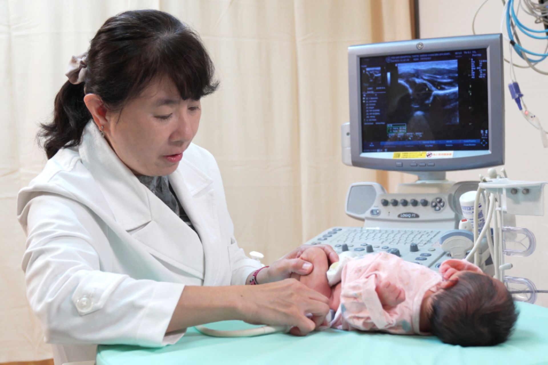 兒科團隊以髖關節超音波篩檢技術檢測新生兒髖關節發育情況,讓疾病防範於未然。