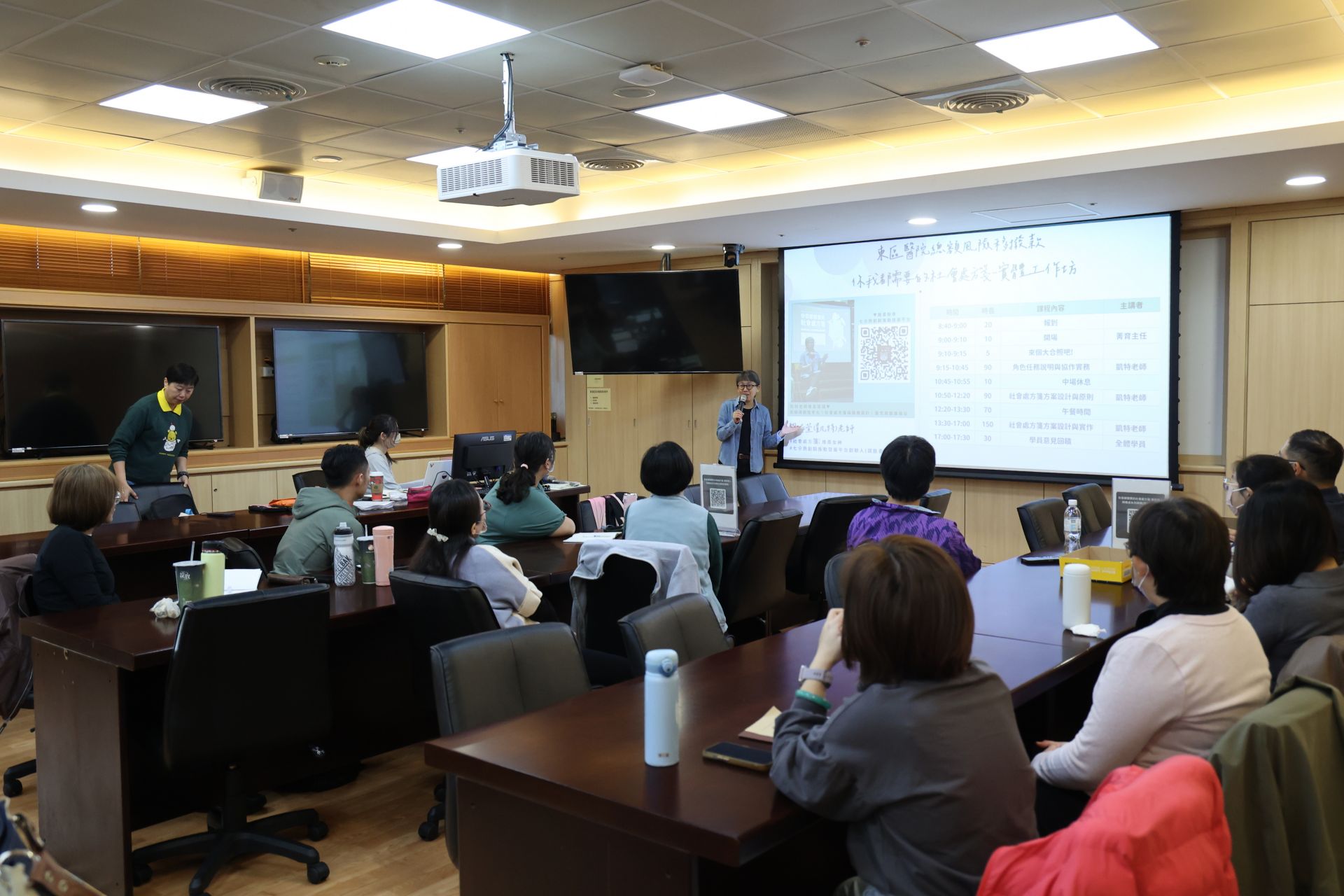 邀請七分熟創齡推動發展平台創辦人周妮萱(以下稱凱特)老師擔任講師,帶領學員實際操作方案與評測方式,體驗社會處方箋角色扮演與跨域協作。