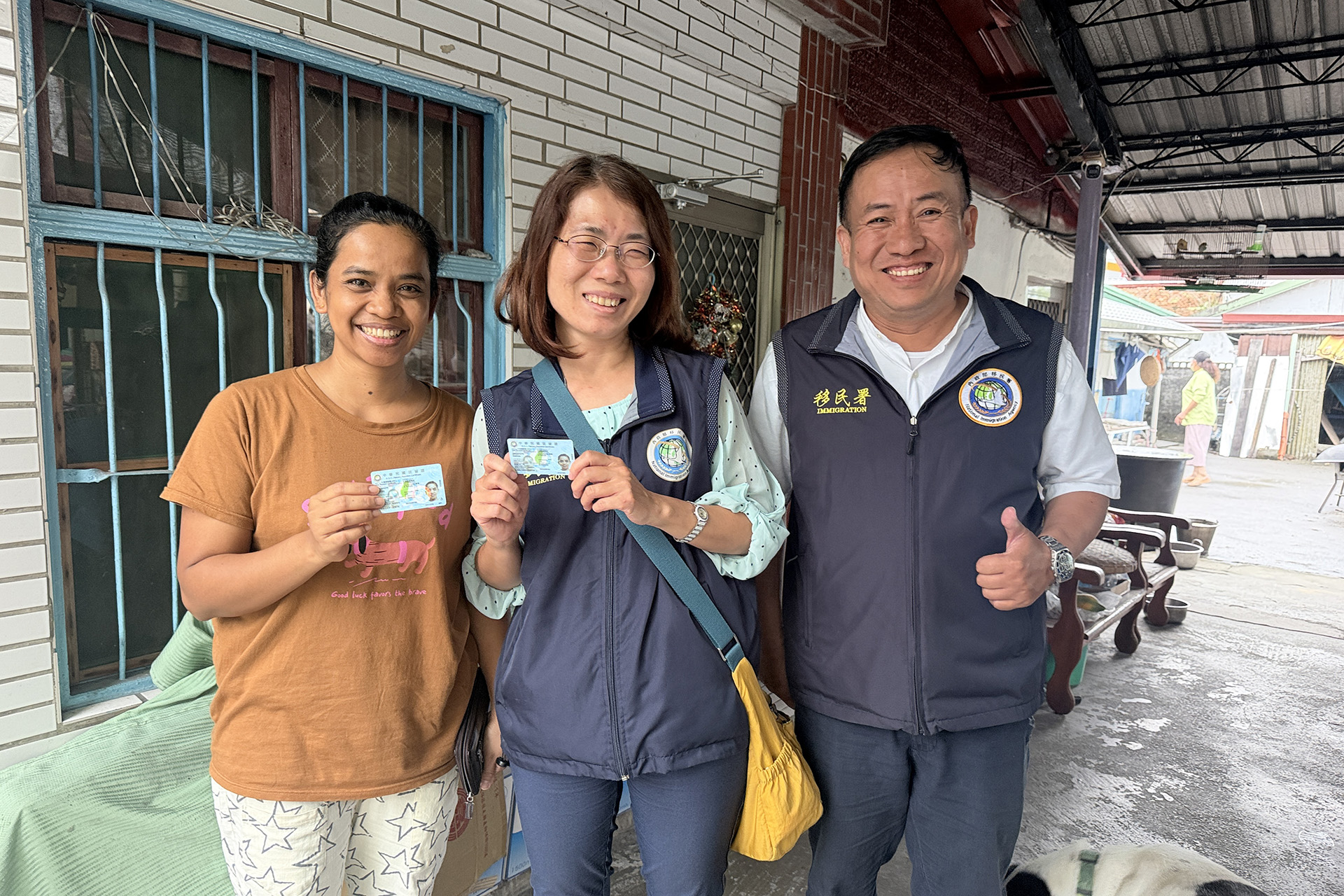 前往光復鄉大同村探視受災的新住民陳女士一家。
