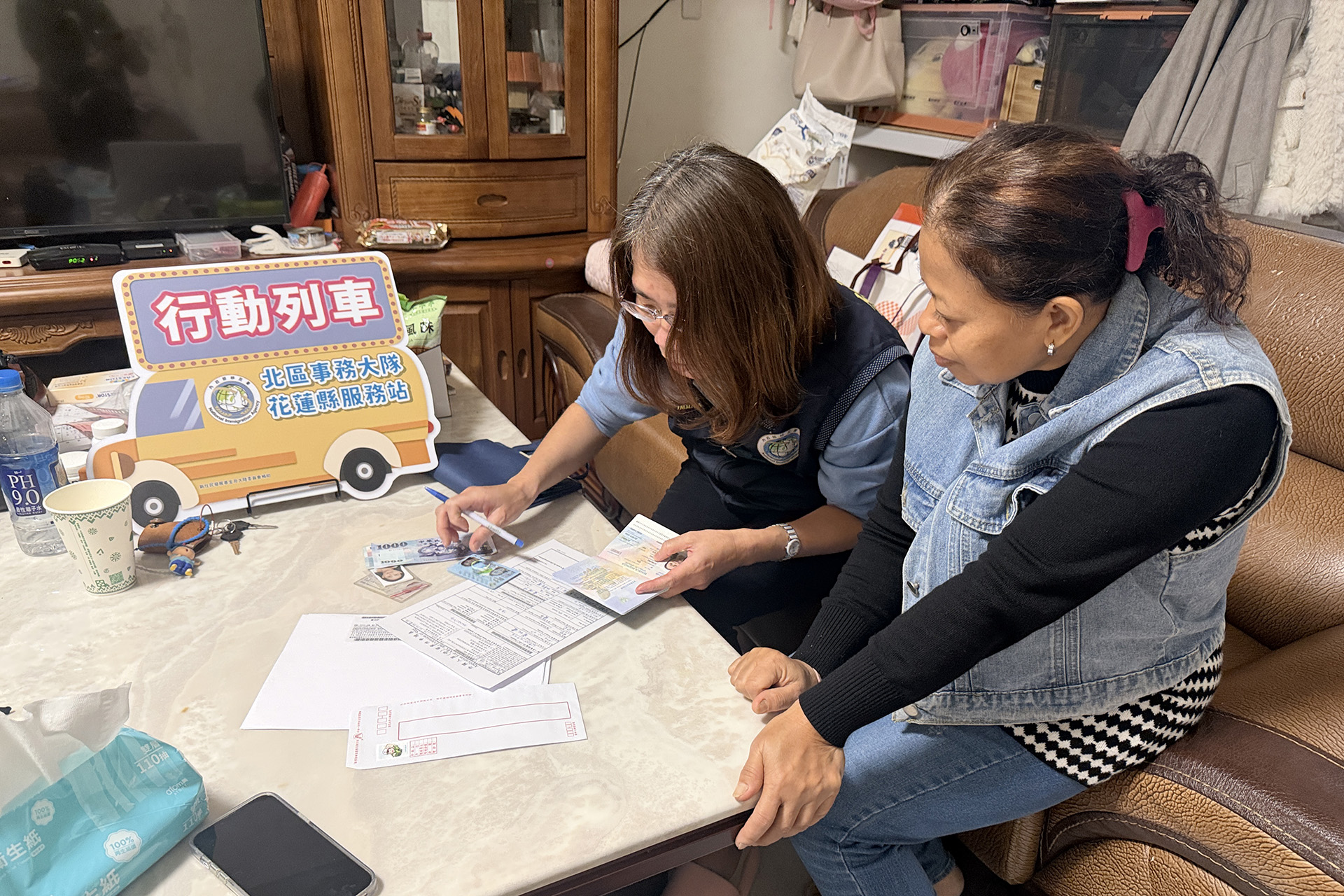 關懷光復鄉印尼籍黃女士並協助辦理居留證延期。