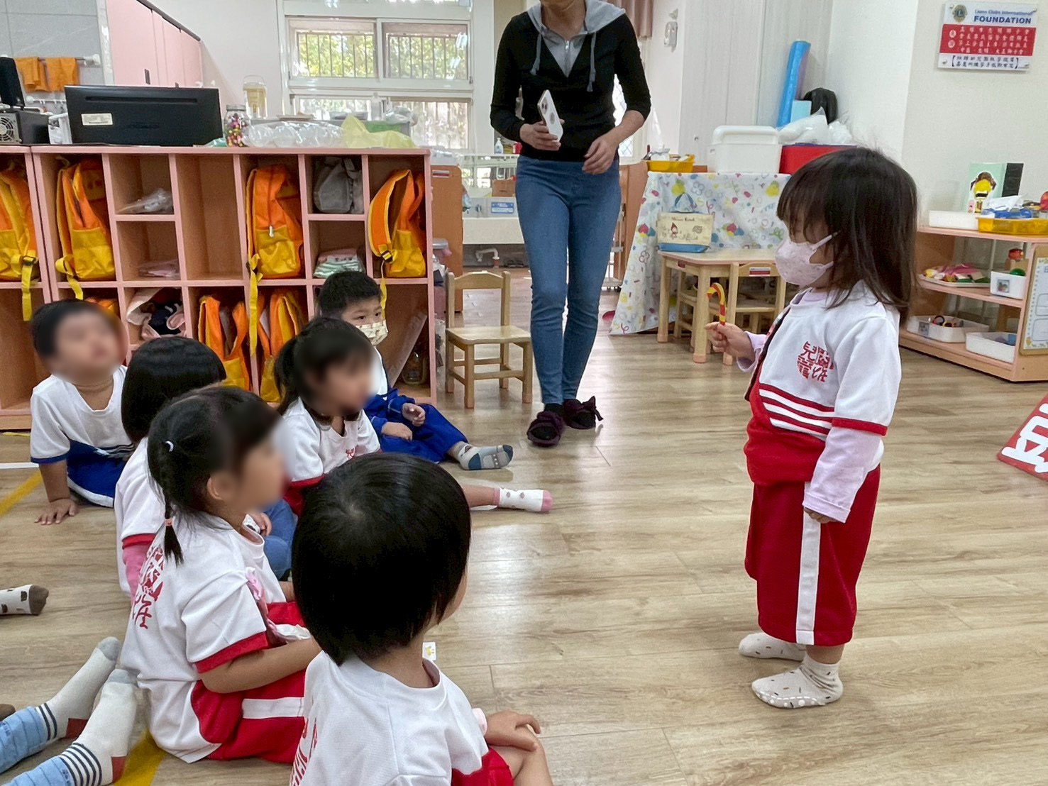 內惟國小附設幼兒園幼兒在老師與故事達人的帶領下,手持DIY角色圖卡參與故事派對,嘗試扮演不同角色、創作並說出自己的故事。透過互動體驗,孩子們在遊戲中培養表達力、想像力與閱讀興趣,為活動畫下溫馨句點。