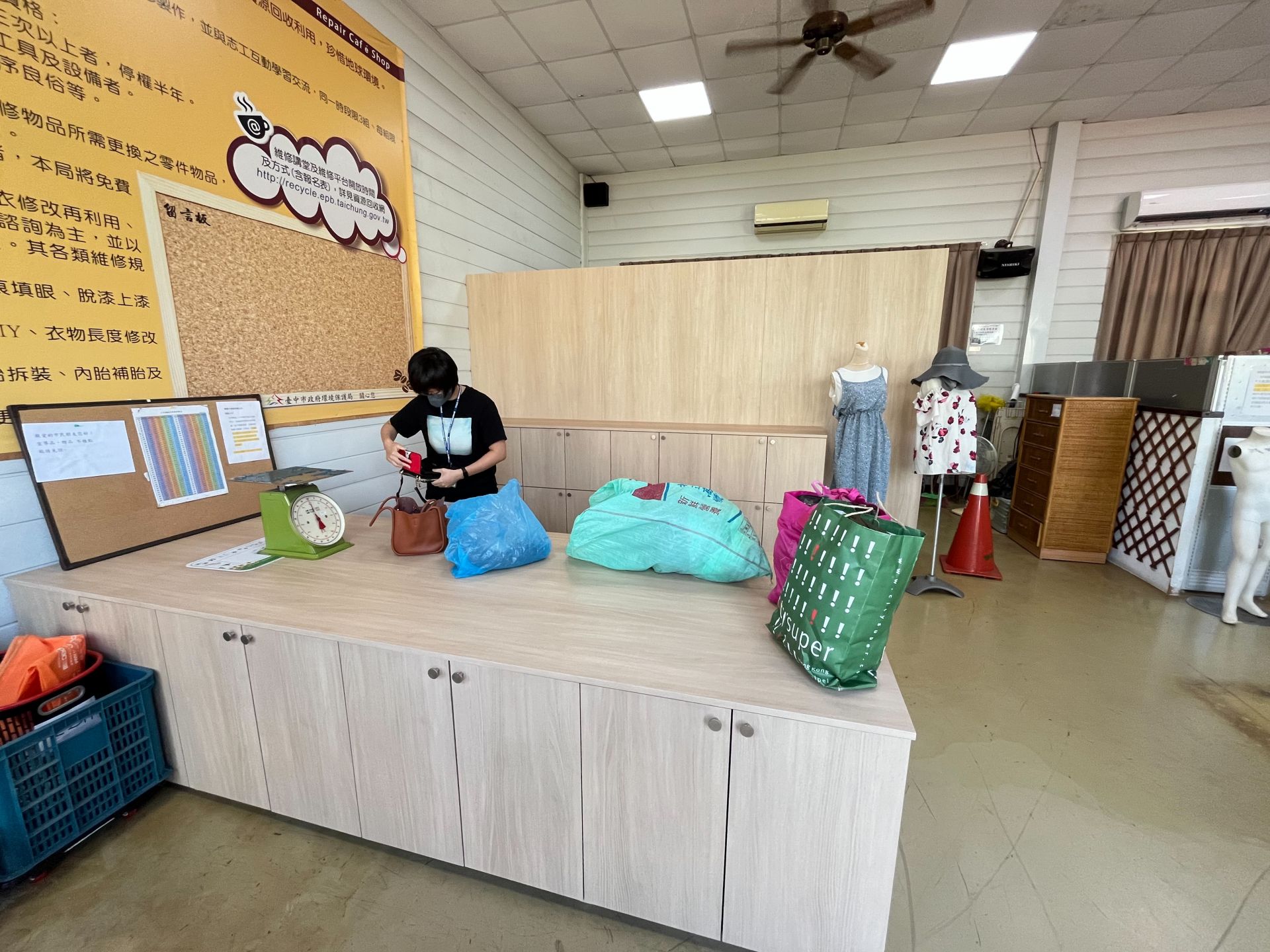 民眾交付的二手物工作人員秤重