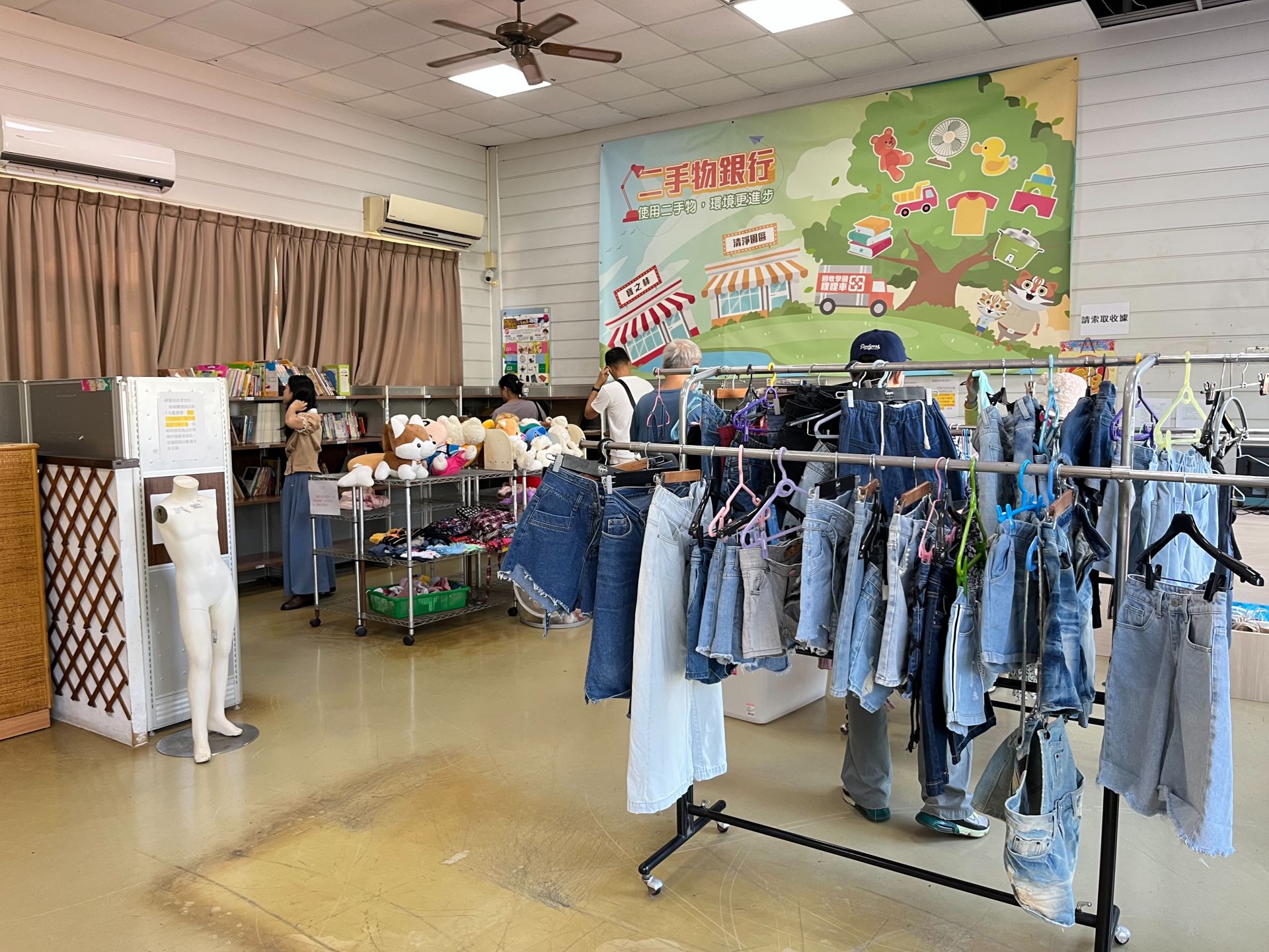 民眾選購二手物品