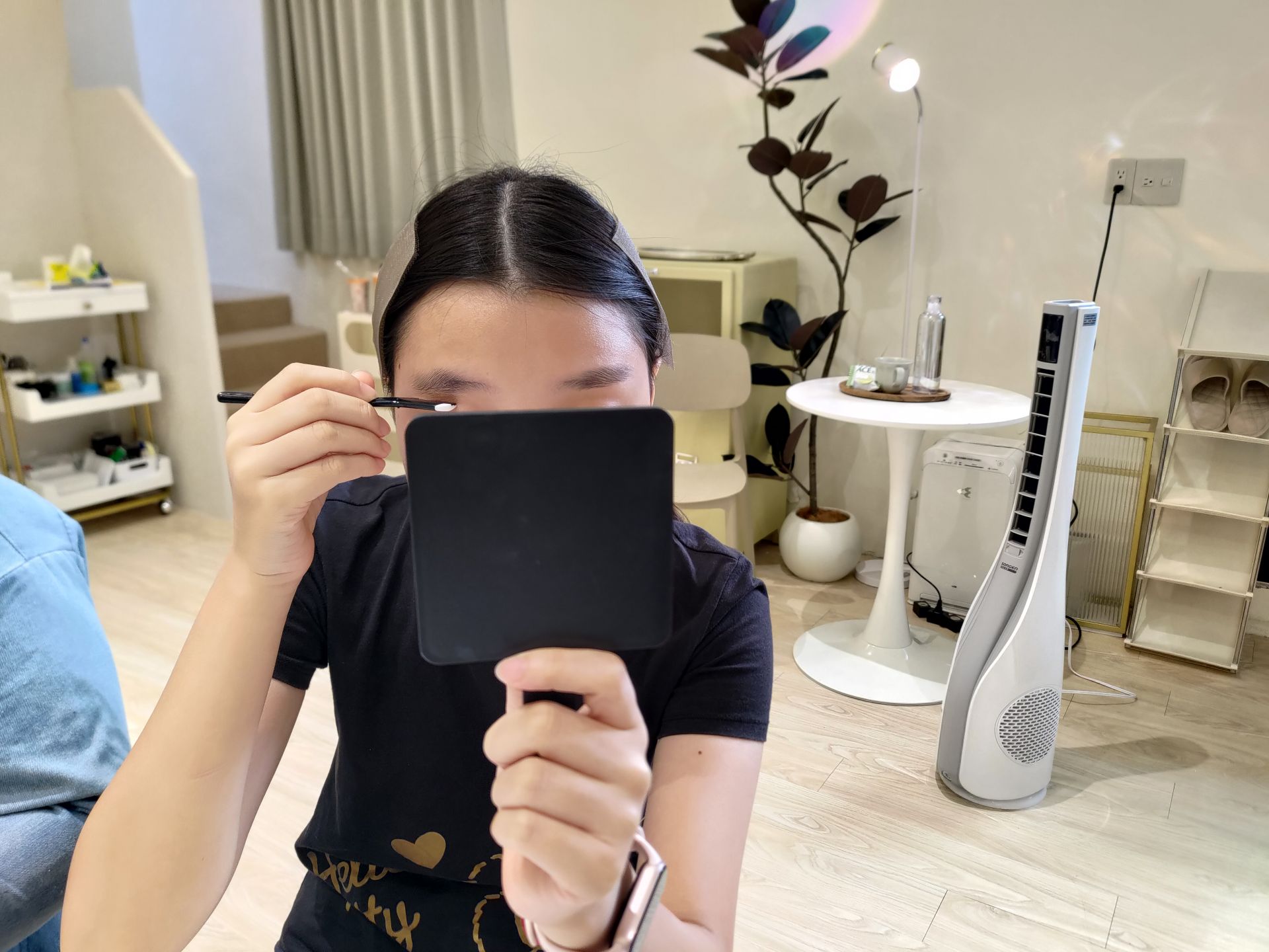 學員依照指導畫眉型中