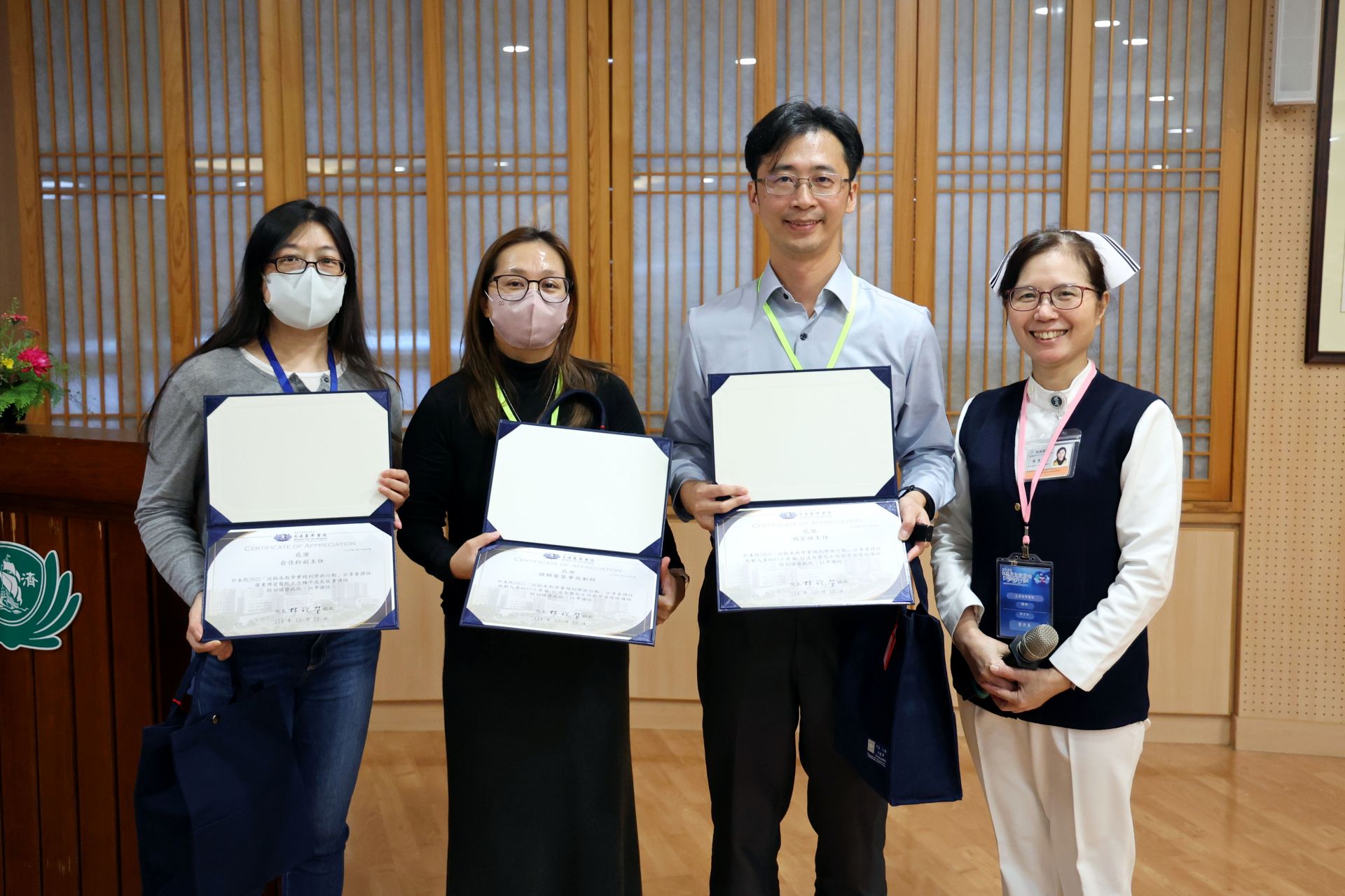 台東馬偕醫院放射科主任楊家融(右二)與醫事放射師韓韡馨(左二),提出以「數位減法」來解決醫療人力不足的困境,減少重複性的資料文書工作,讓同仁有更多時間能投入教學、訓練與研究。