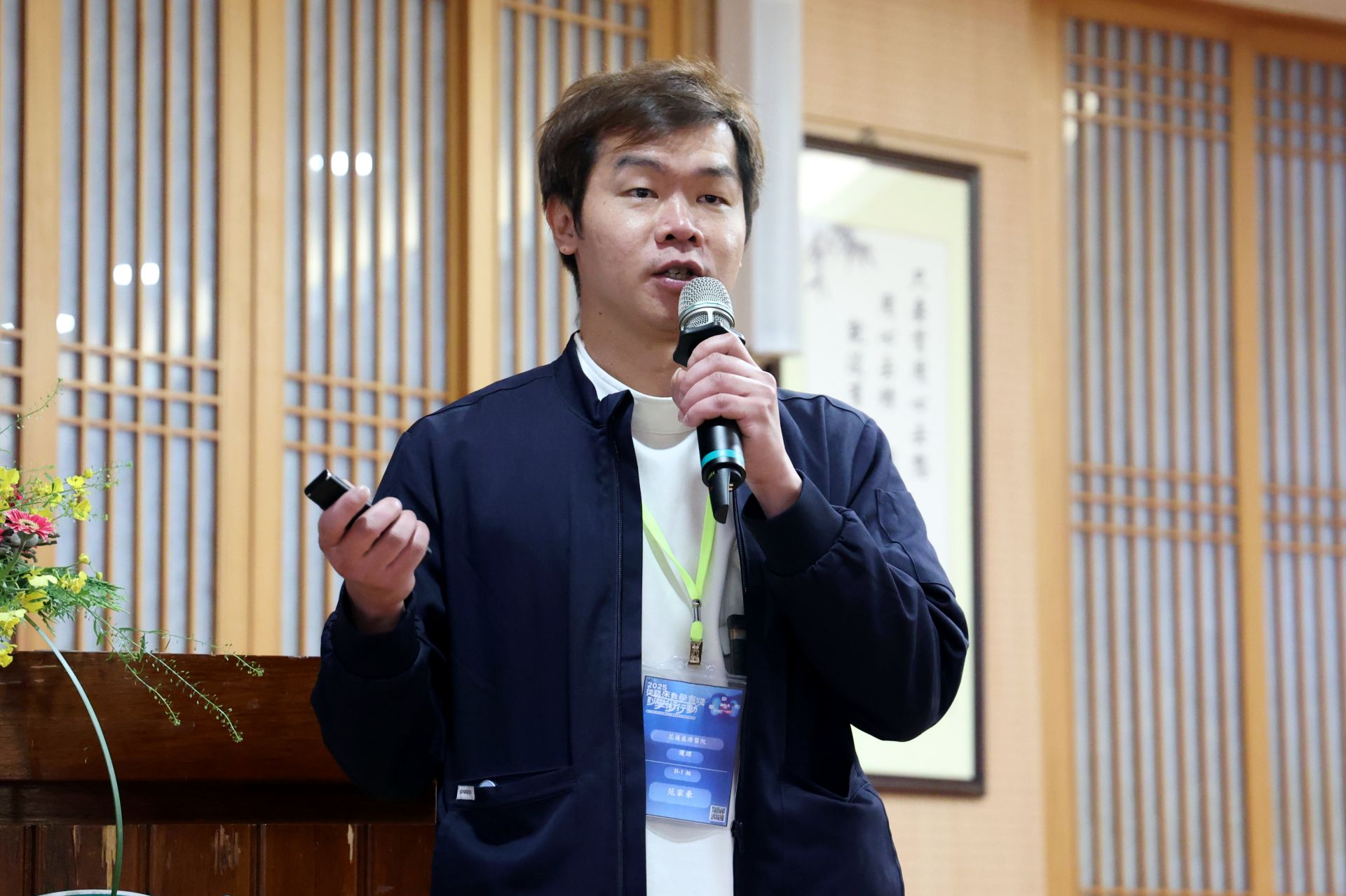 花蓮慈院護督導范家豪則分享了 AI 虛擬人在護理上的創新應用,他將原本用於虛擬病人的平台,轉換為「虛擬護理師」,用來應對護理師在臨床上最常被病人及家屬詢問的問題。