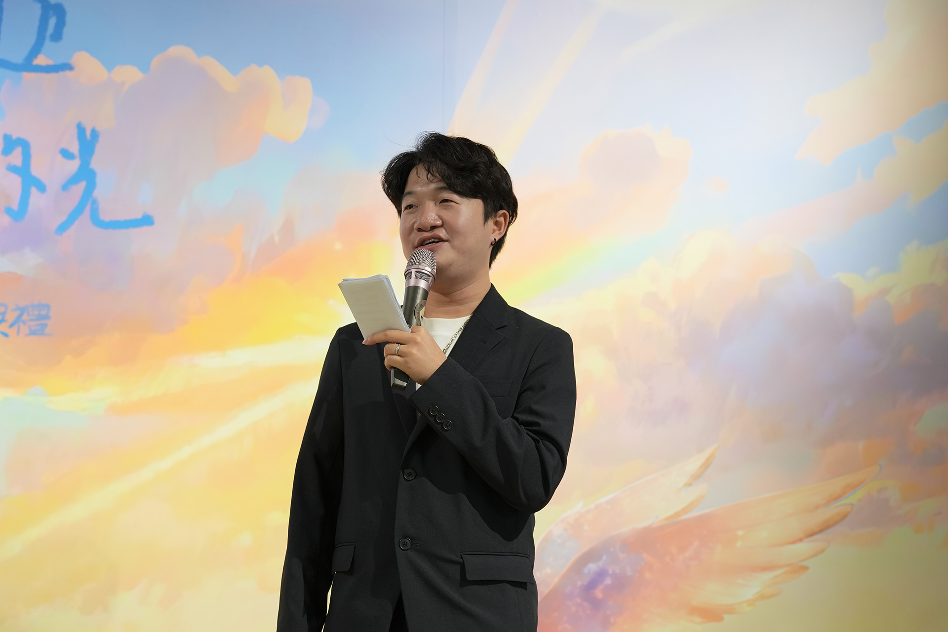 首次擔任主持人的小杰台風穩健、有條不紊