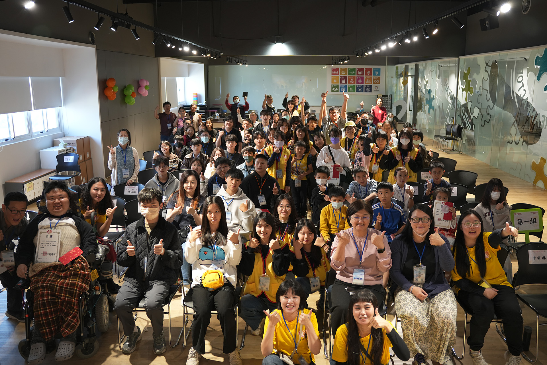 34位陽光獎助學金受獎人及與會者共同留影紀念