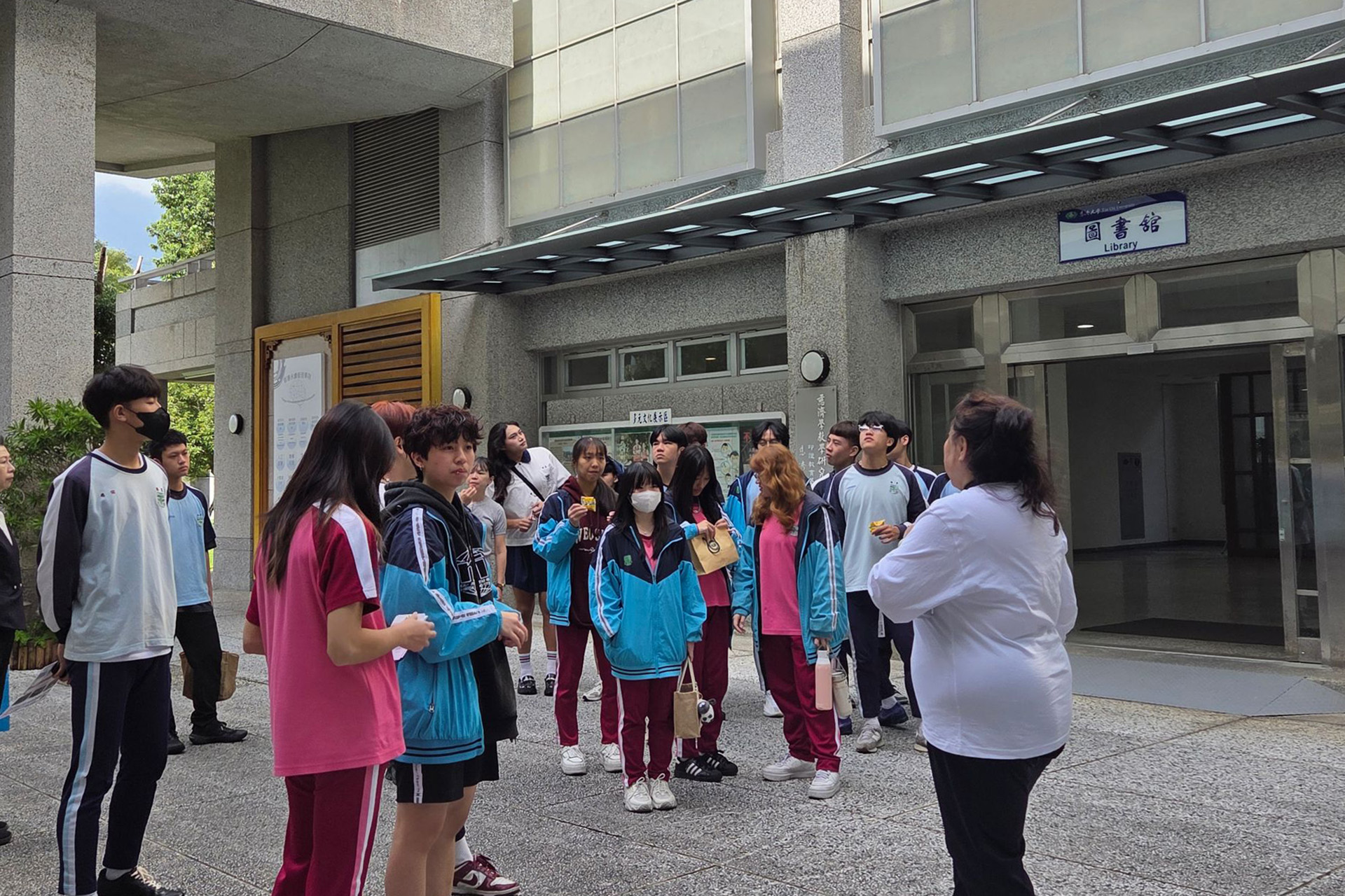 帶領海星高中師生參觀校園設施