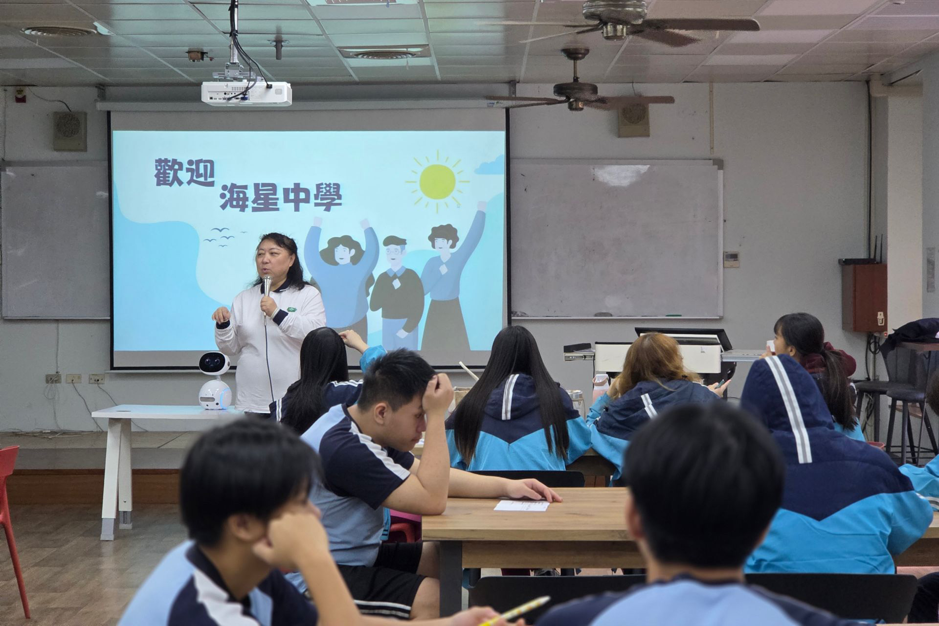 郭德貞老師以活潑生動的方式介紹醫務暨健康管理學系特色與健康產業發展