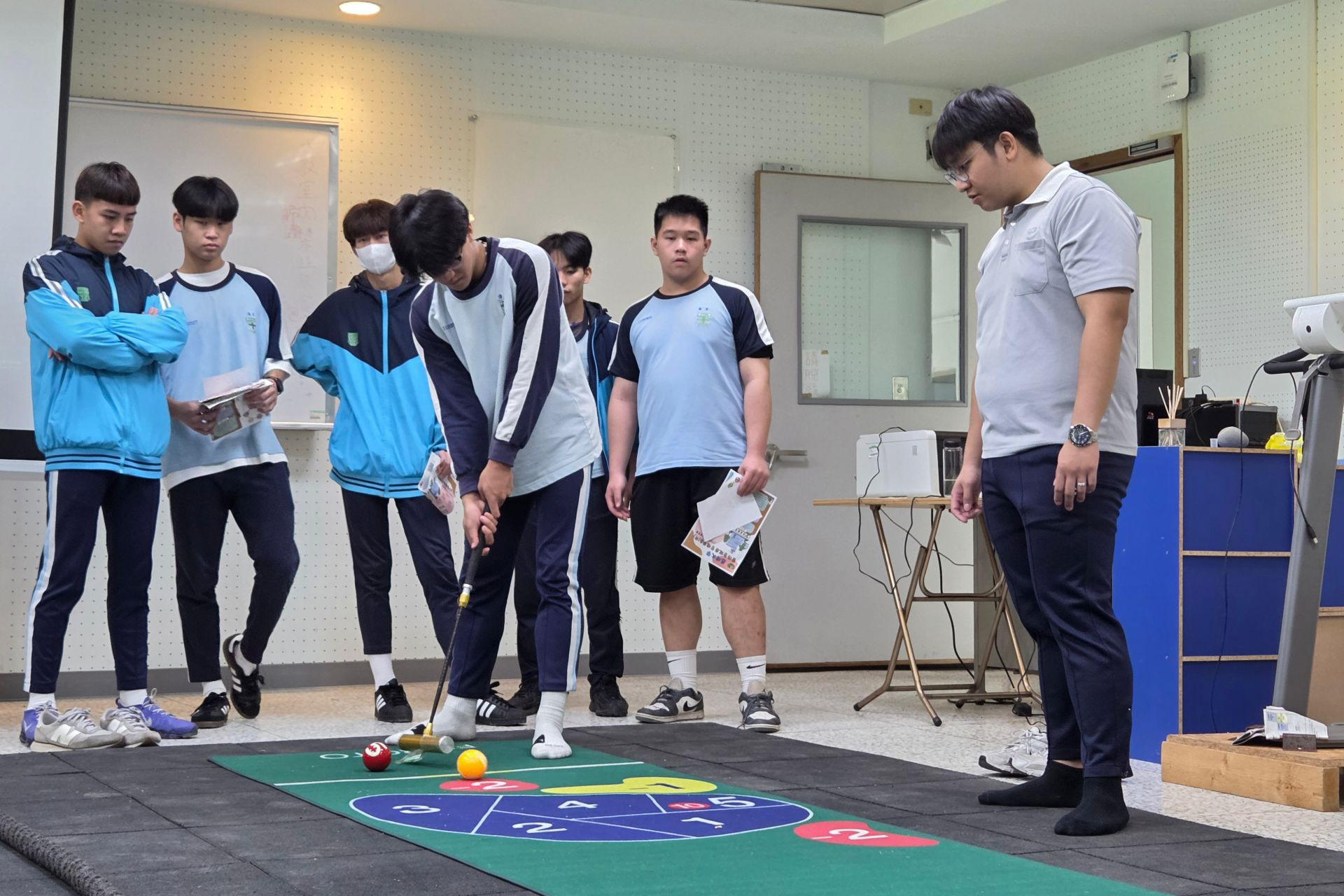 學生體驗長者健康促進設備