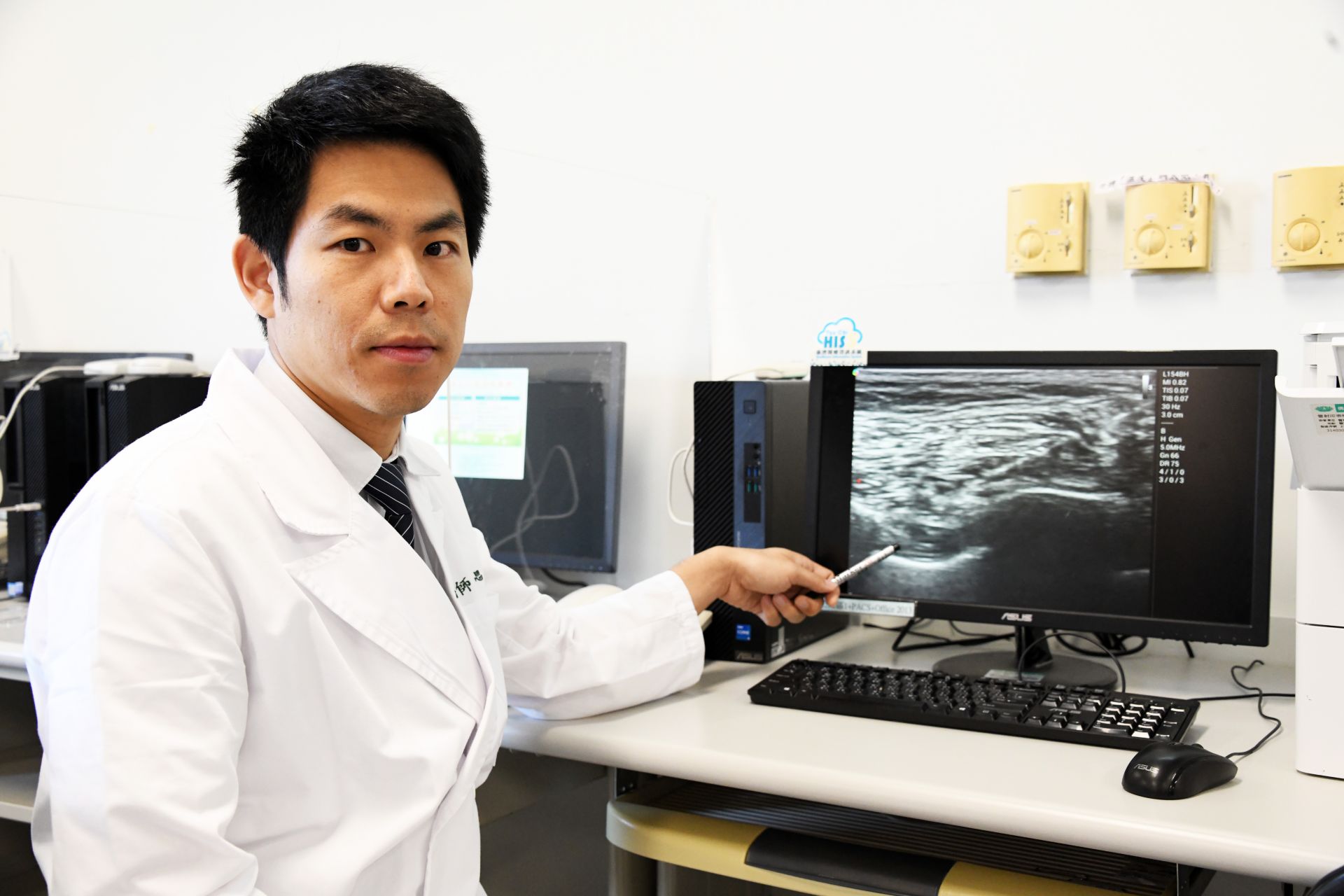 王思讚醫師指出病人疼痛的位置