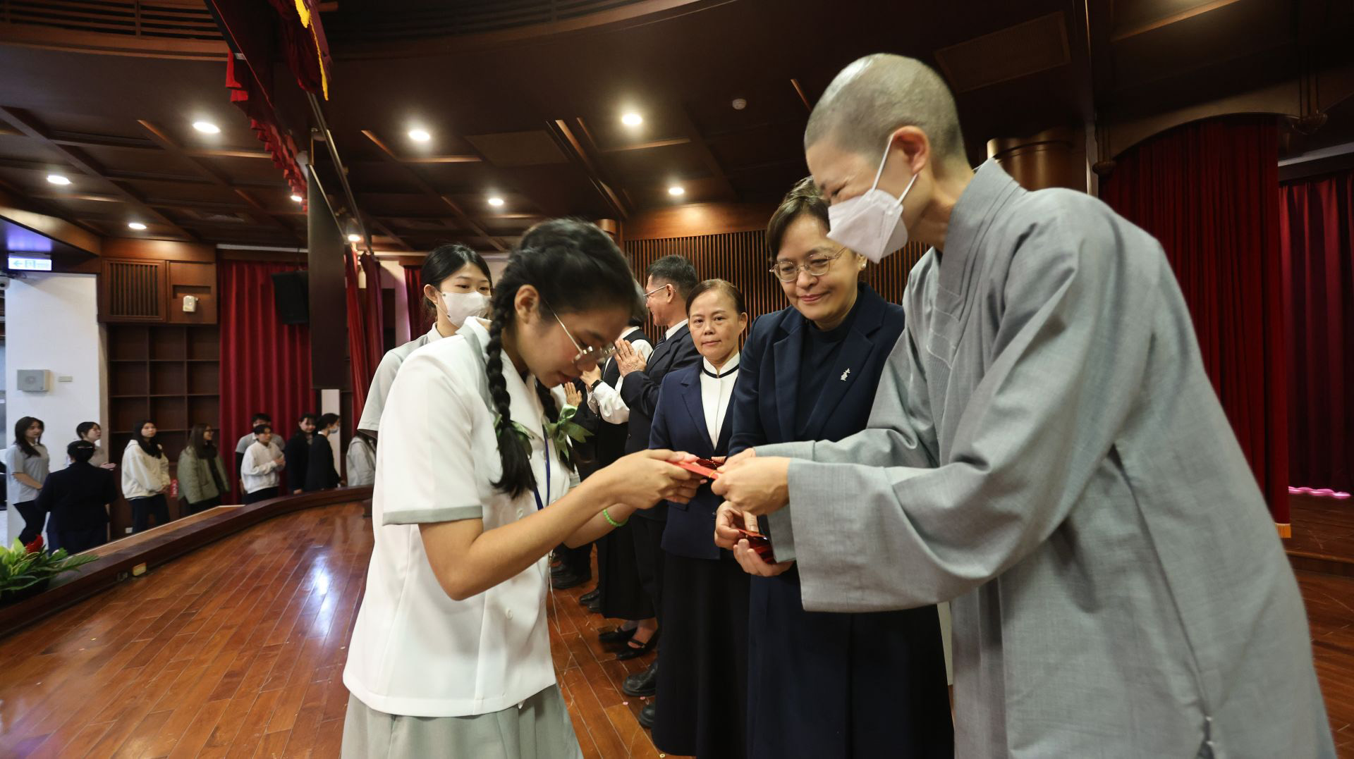 學生歡喜從德修法師接獲福慧紅包