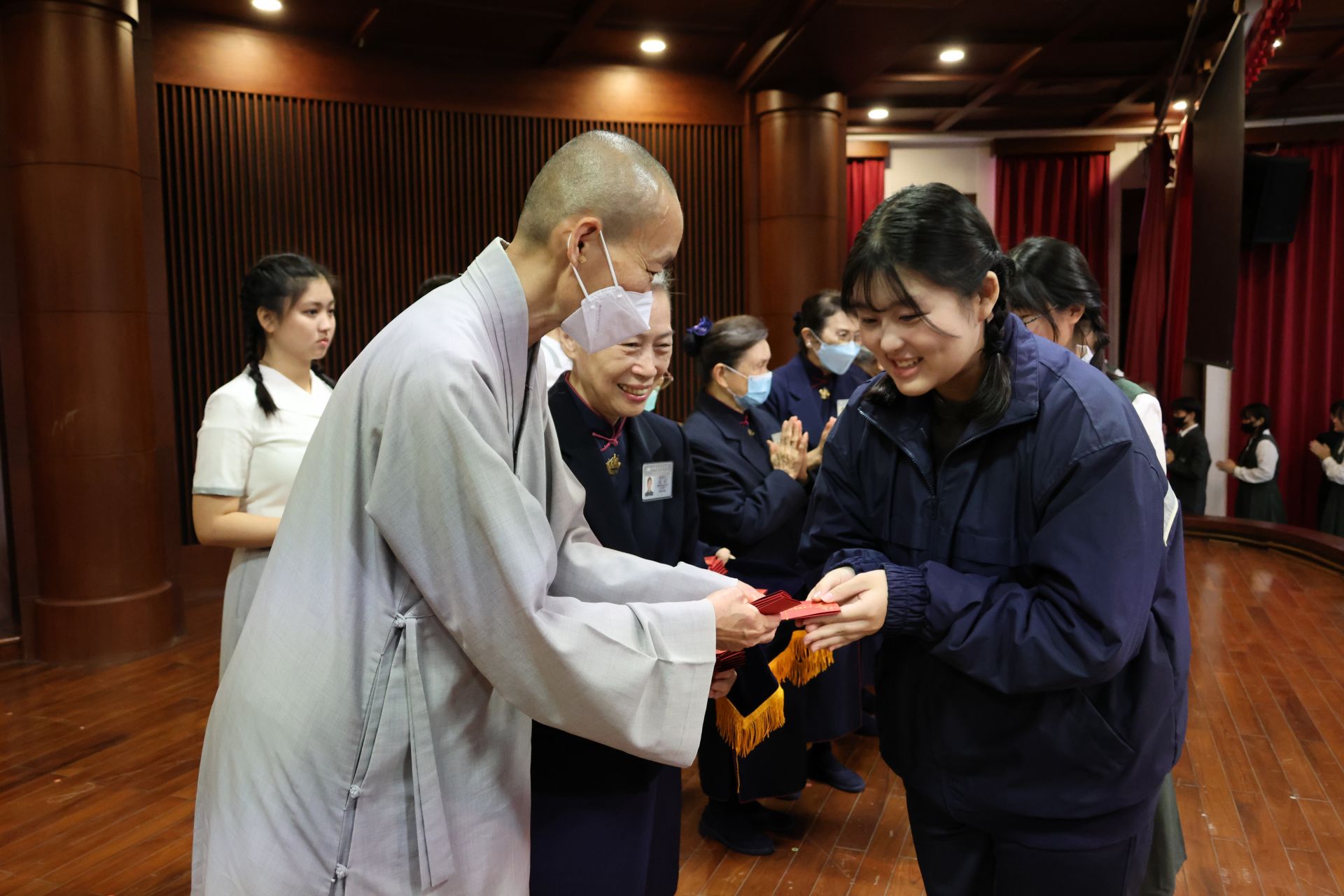學生歡喜從德宇法師接獲有別於爸媽給的紅包,這是最特殊可貴的福慧紅包