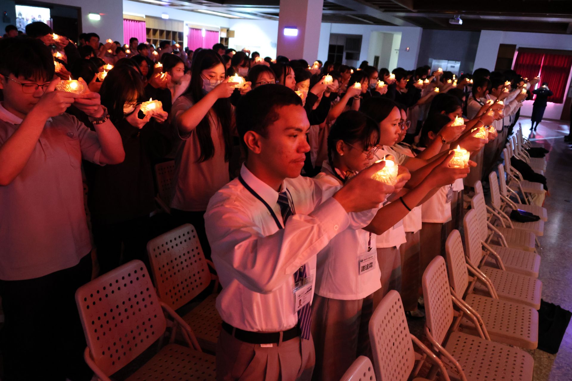 學生點燃心燈祈求天下無災