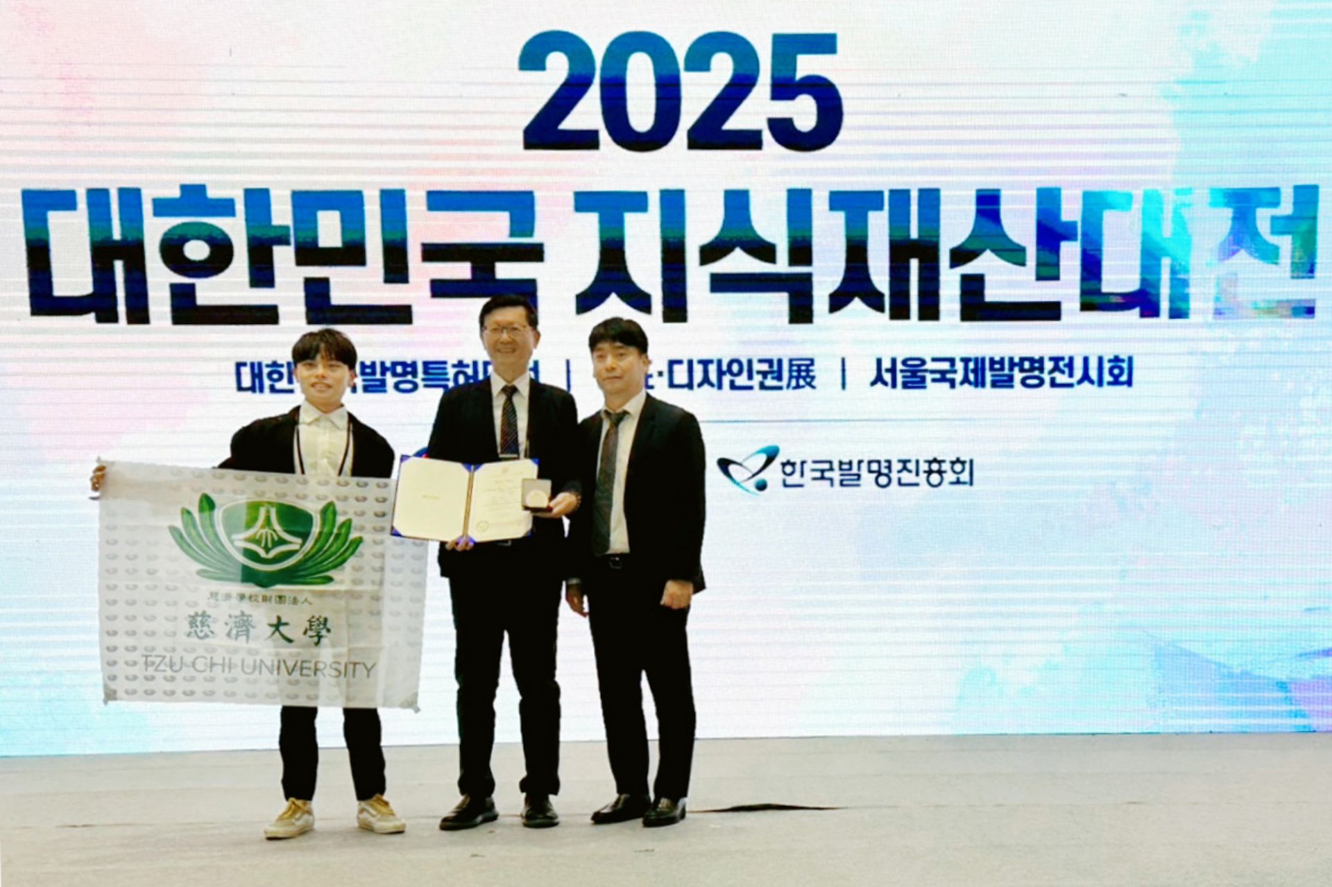 物治系團隊獲「2025首爾國際發明展(Seoul International Invention Fair, SIIF)」銀牌獎肯定