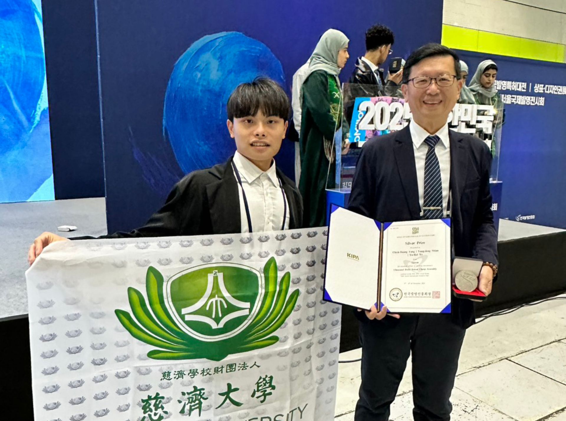 學生林彥根(左)、指導老師楊志鴻助理教授(右)