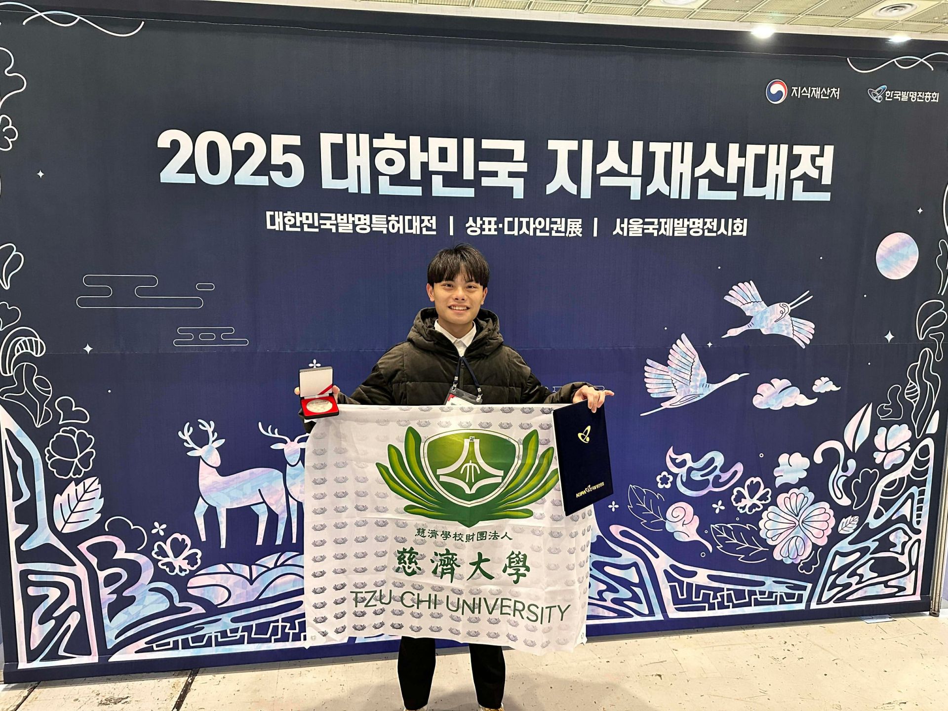 學生林彥根代表團隊前往韓國首爾參展