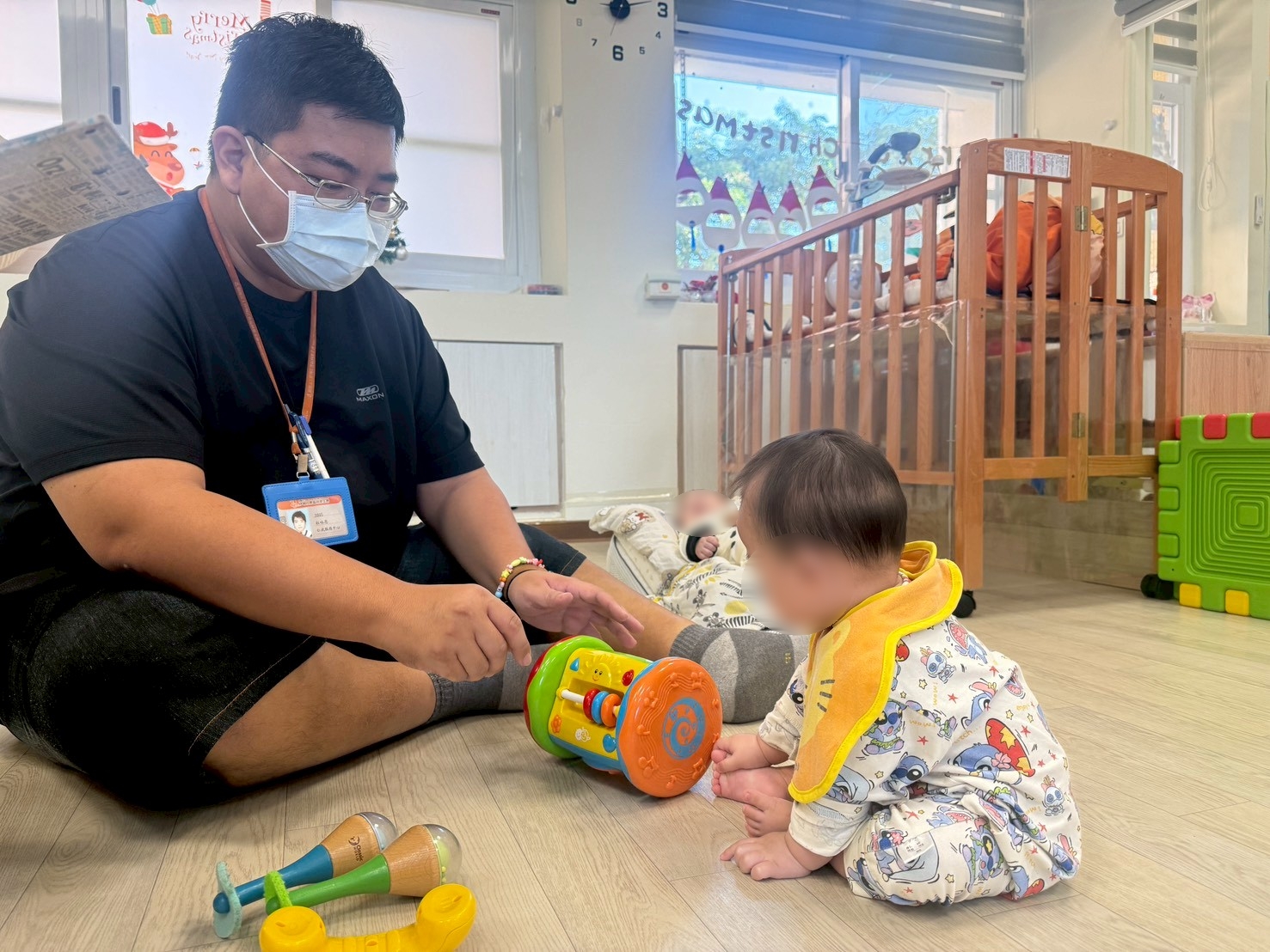 以互動遊戲進行,幼童展現高度興趣