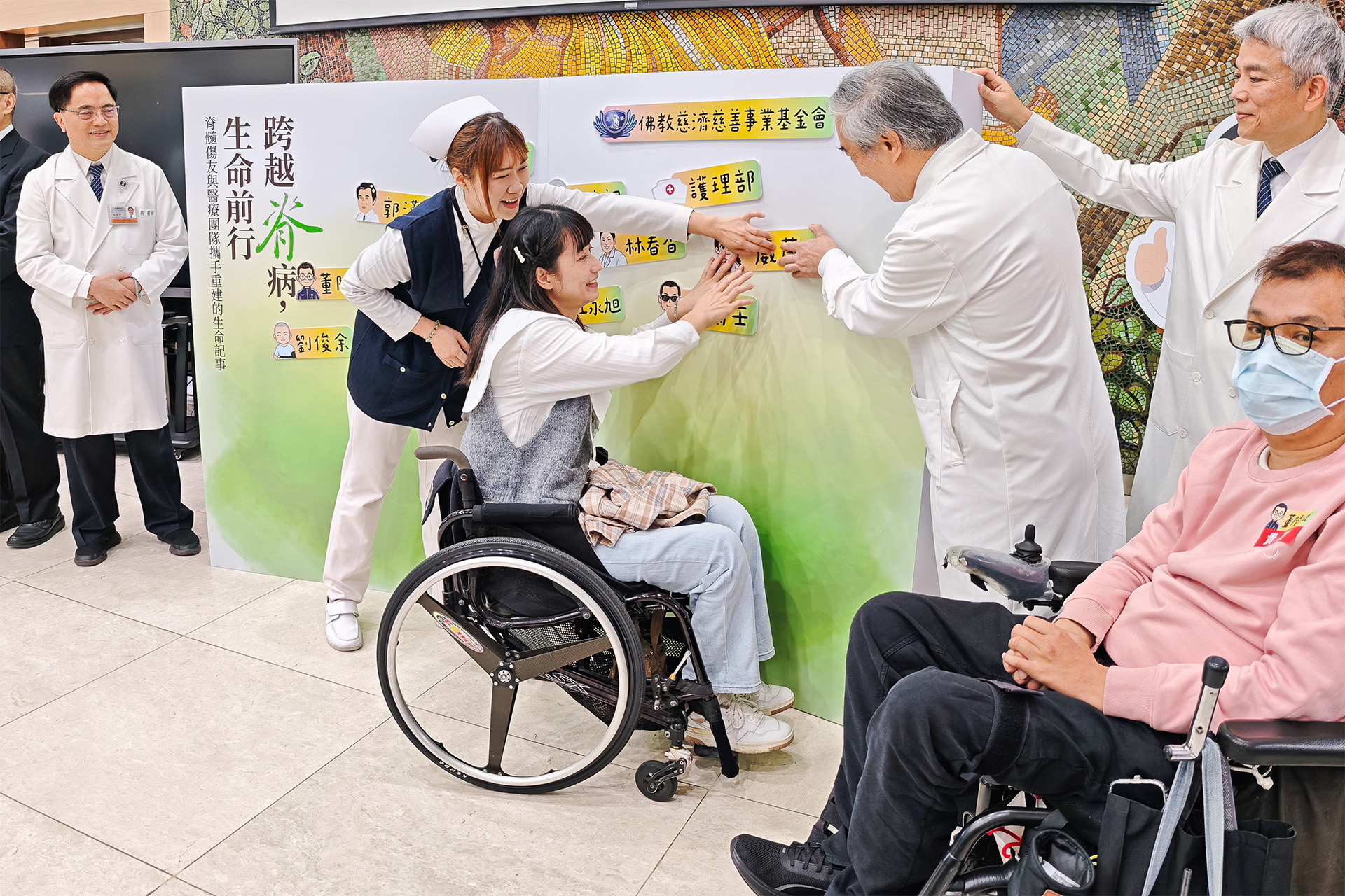 啟封儀式中,脊損傷友一一上前,貼上簽名大頭貼。