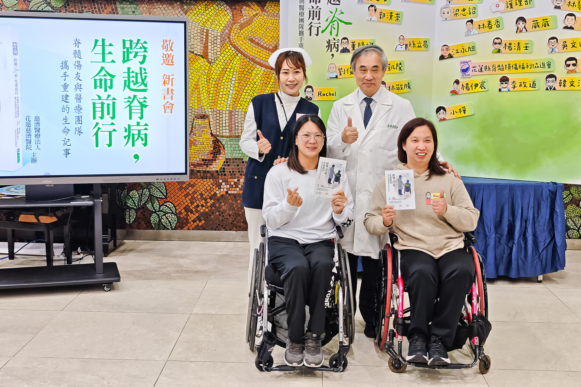 帕運羽球國家代表選手胡光秋(右)與楊伊宸(左),感恩郭漢崇醫師(後排右)與醫療團隊(後排左為吳之云個管師),為脊髓損傷病友提供專業治療,讓她們重拾生活品質,也能圓夢出國比賽,為臺灣爭光。