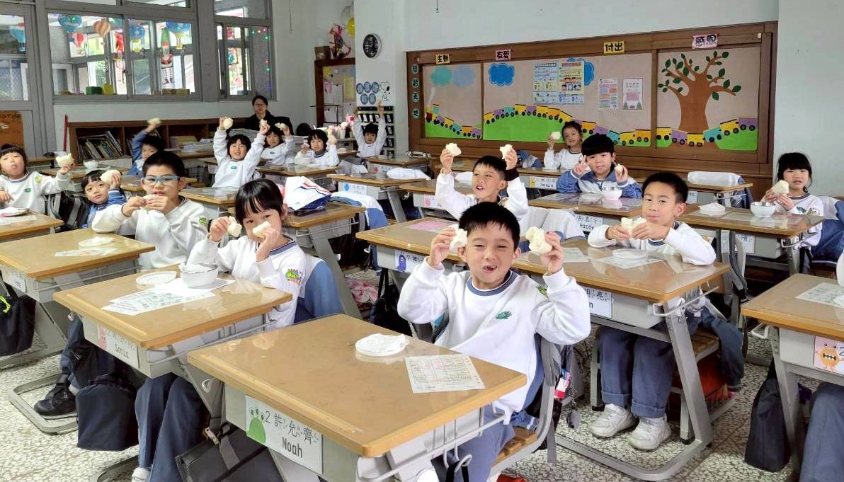 小學生歡喜體驗粗食，省下餐費化為愛的力量助人。