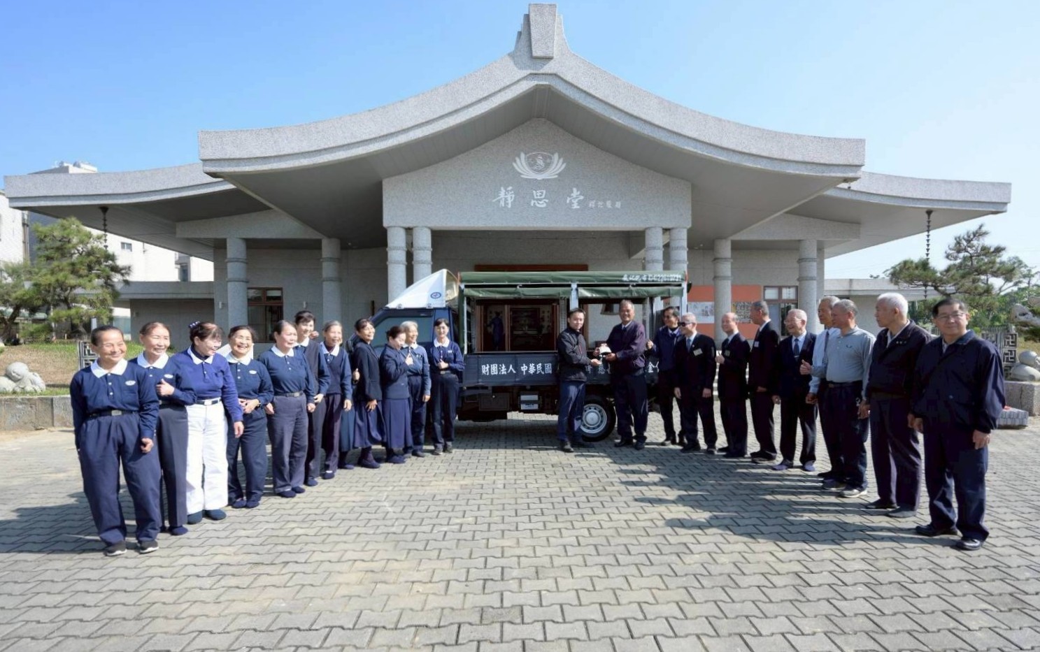 「慈悲的車輪，永不停歇。」輔具專車的誕生，不僅是硬體的補足，更是志工心靈的安定。