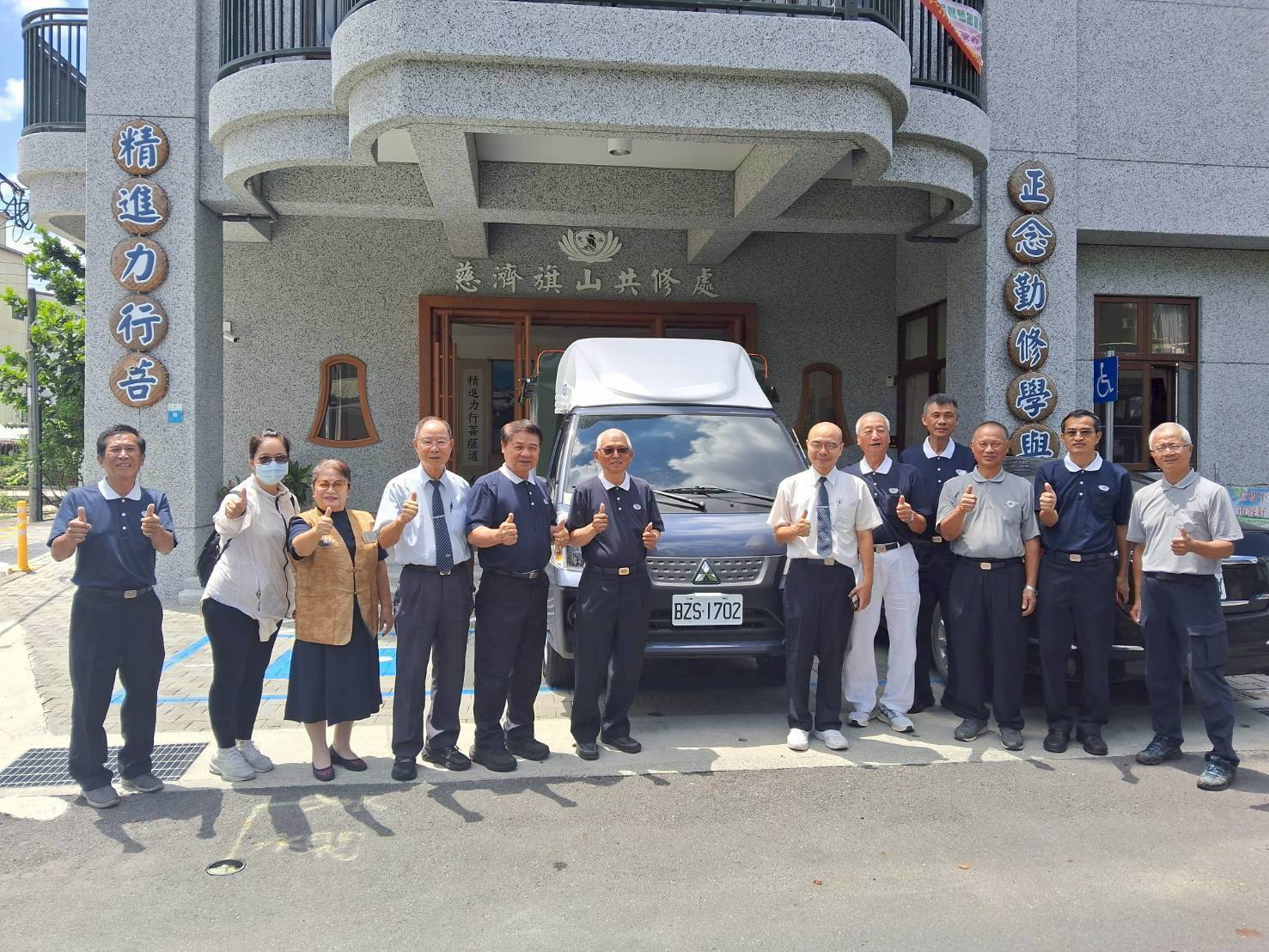 「高雄旗山：縮短山城距離的溫暖。」專車到位後，志工能更即時、更安全地送達輔具，讓山區家庭感受到溫暖與安心。