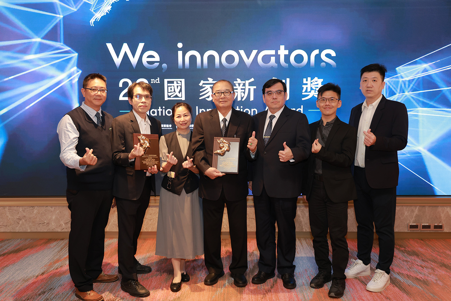 資深顧問許文林(中)帶領癌症研究中心主任許仁駿(左二)、護理部主任鍾惠君(左三)、工務室主任曾繁介(左一)、放射腫瘤部主任劉岱瑋(右三)等團隊，分別以「物聯網驅動的藥品閉鎖管理系統　翻轉病房流程、護理減負」、「裸眼3D影像技術打造放射治療計畫新平台」，獲國家新創獎。