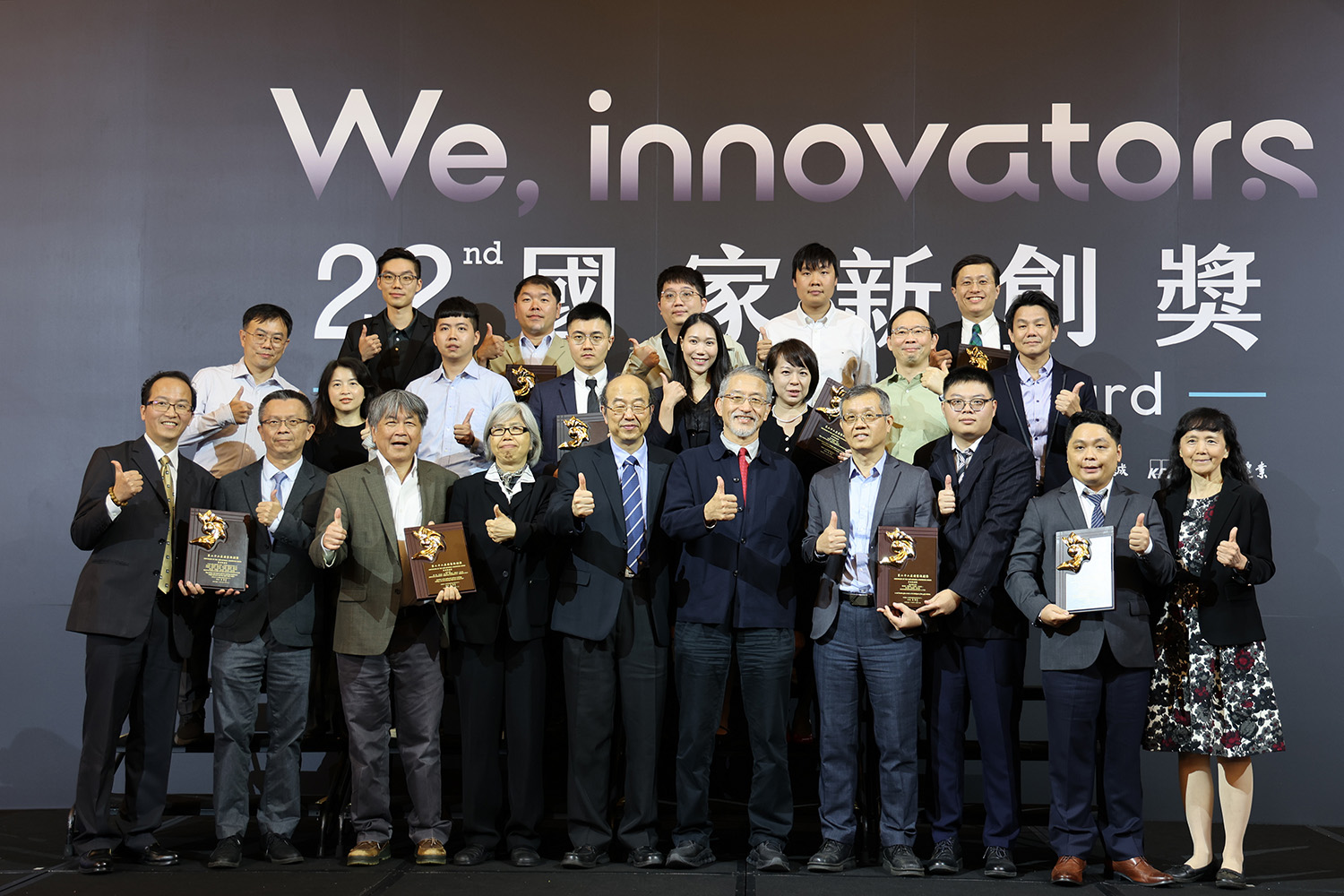 「TZX4複合物導入幹細胞多機轉調控策略」獲國家新創獎，由慈濟創新研發中心顧問邱紫文教授(左)、吳李偉博士(左二)、慈大分子生物人類遺傳學系的溫秉祥(右)教授等團隊代表領獎。