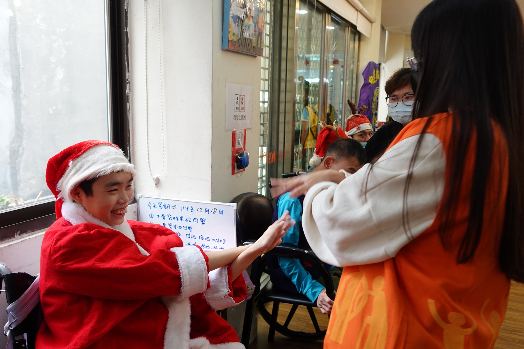 國泰獅子會年終送暖 陪伴身障青年溫暖過節