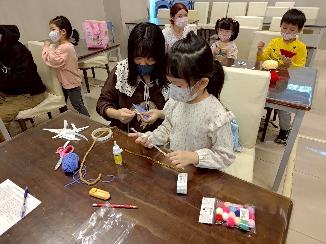 小朋友開心手作聖誕禮物,現場充滿歡笑與節慶氣氛。