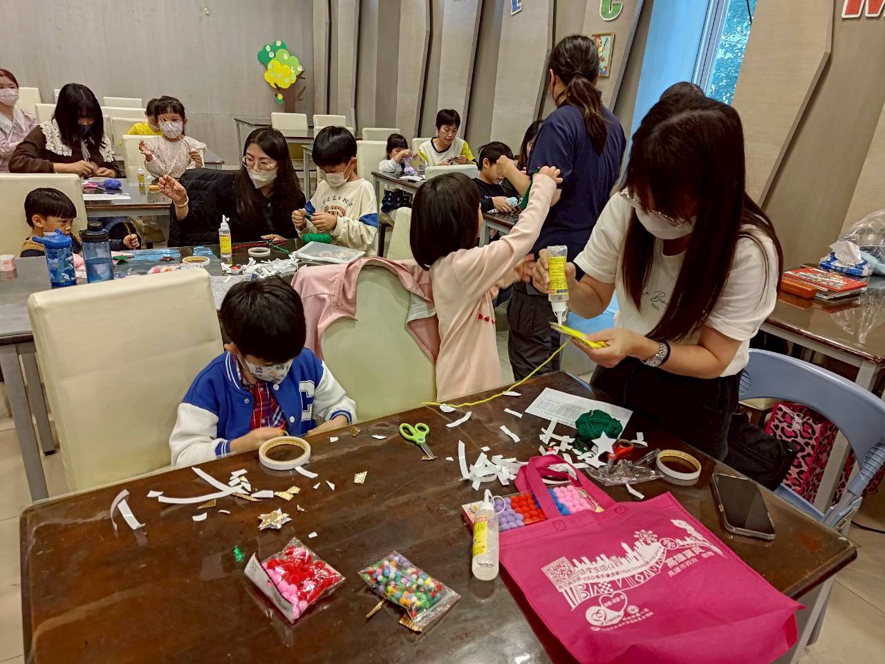 親子共同完成禮物,陪伴孩子共度溫馨聖誕。