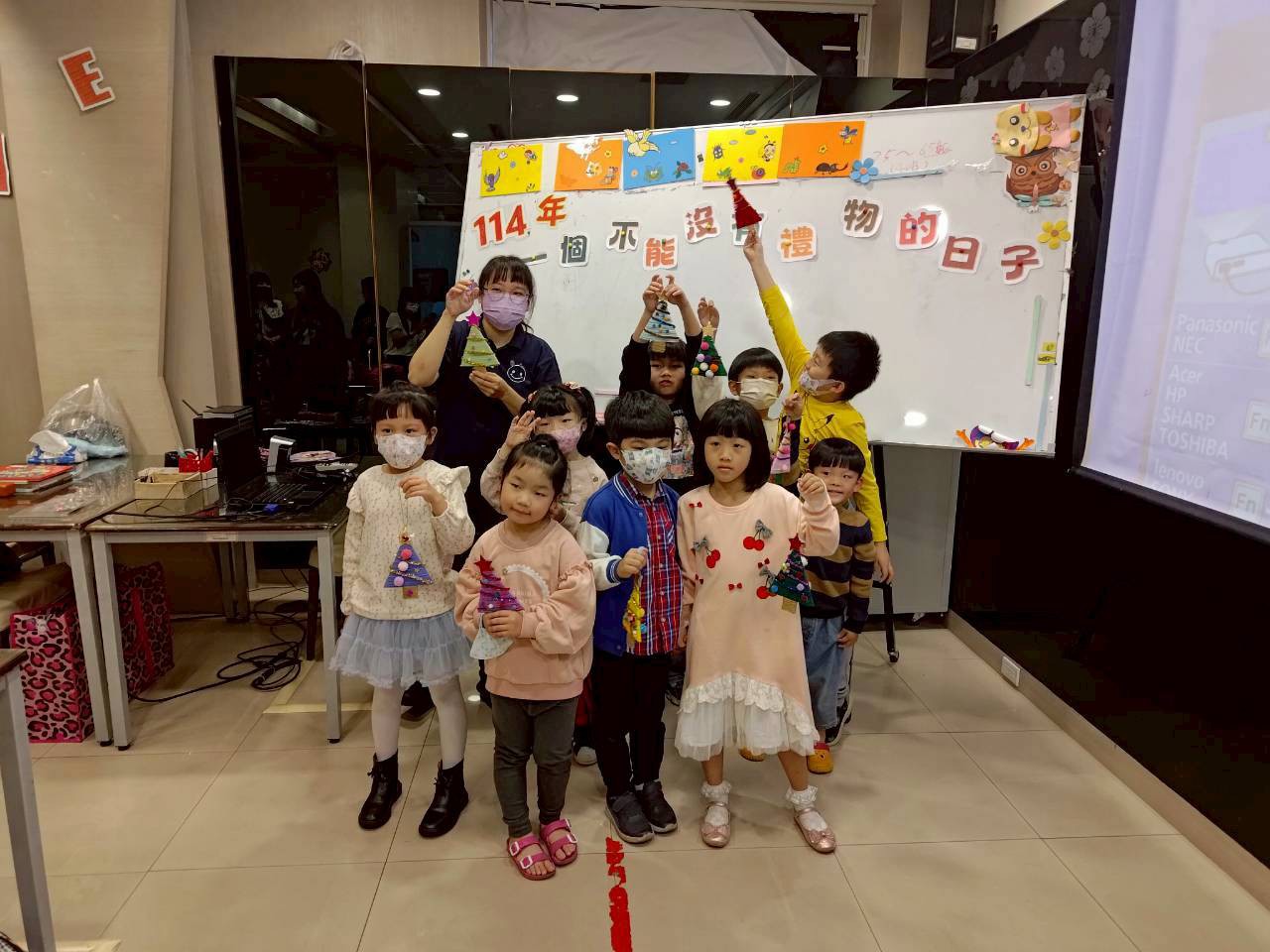 小朋友歡喜自已手作成果,和作品開心合影留念。