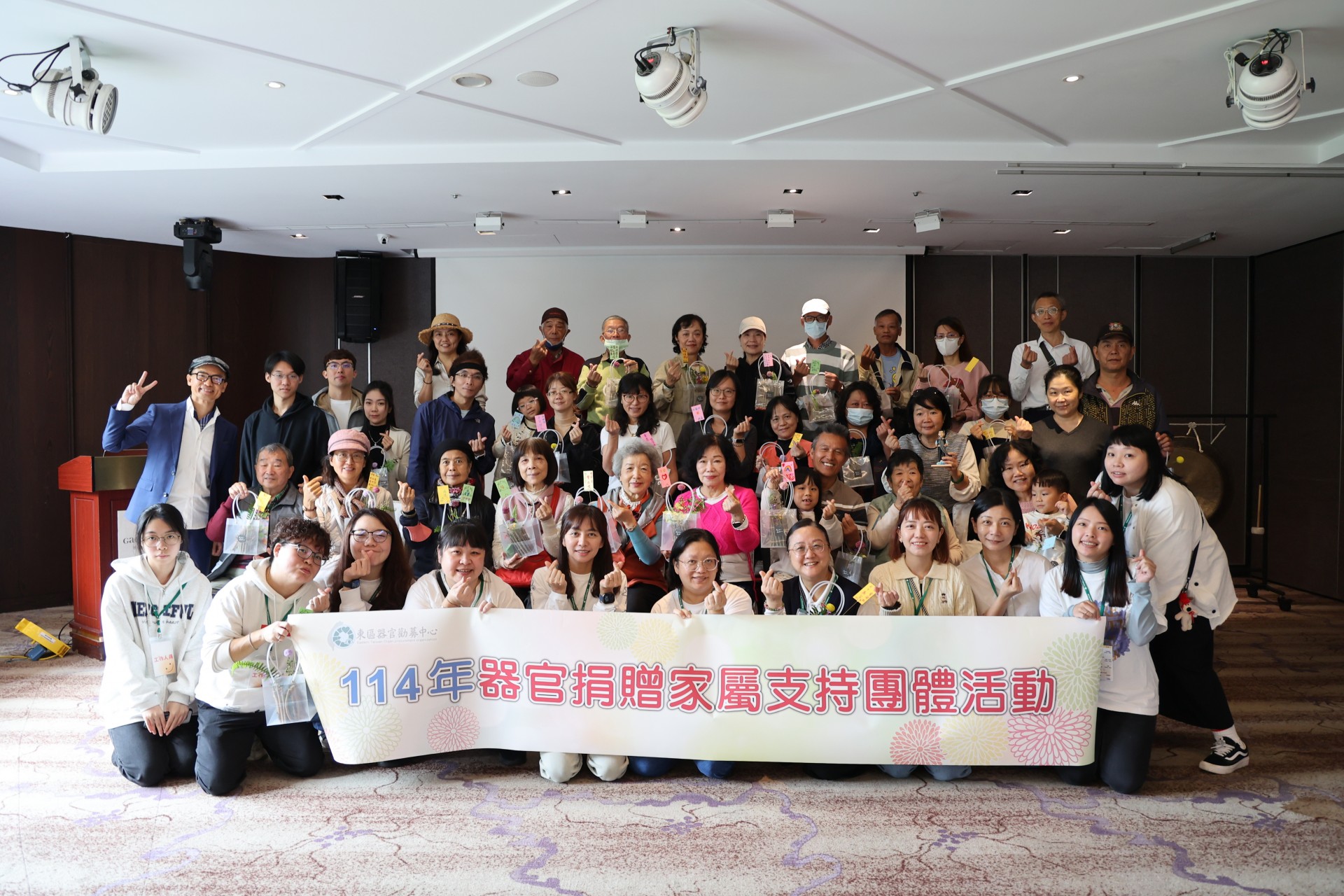 在活動最後，工作團隊拉起布條，與器官捐贈者家屬合影，相約明年再見。