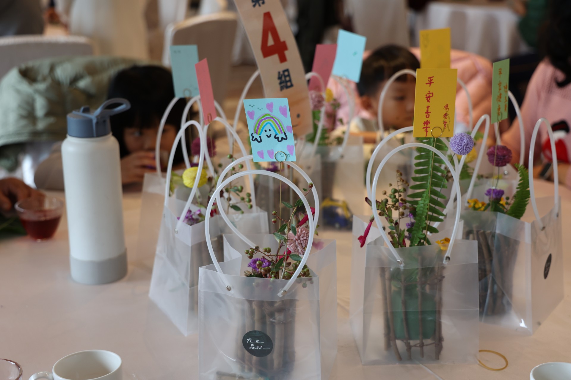 戶外活動結束後，再回到室內，完成盆花