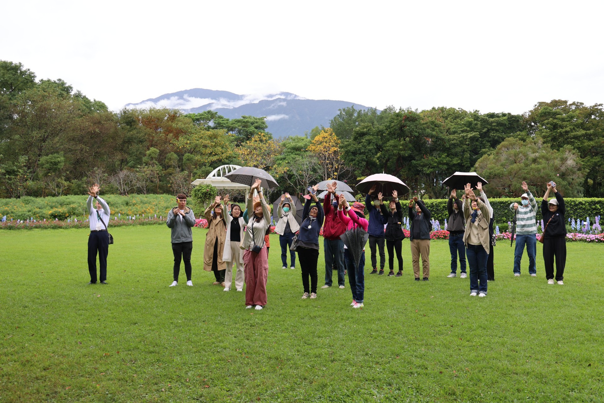 在黃老師的邀請下，家屬們從乍聽「爬樹」的錯愕到認真「爬樹」