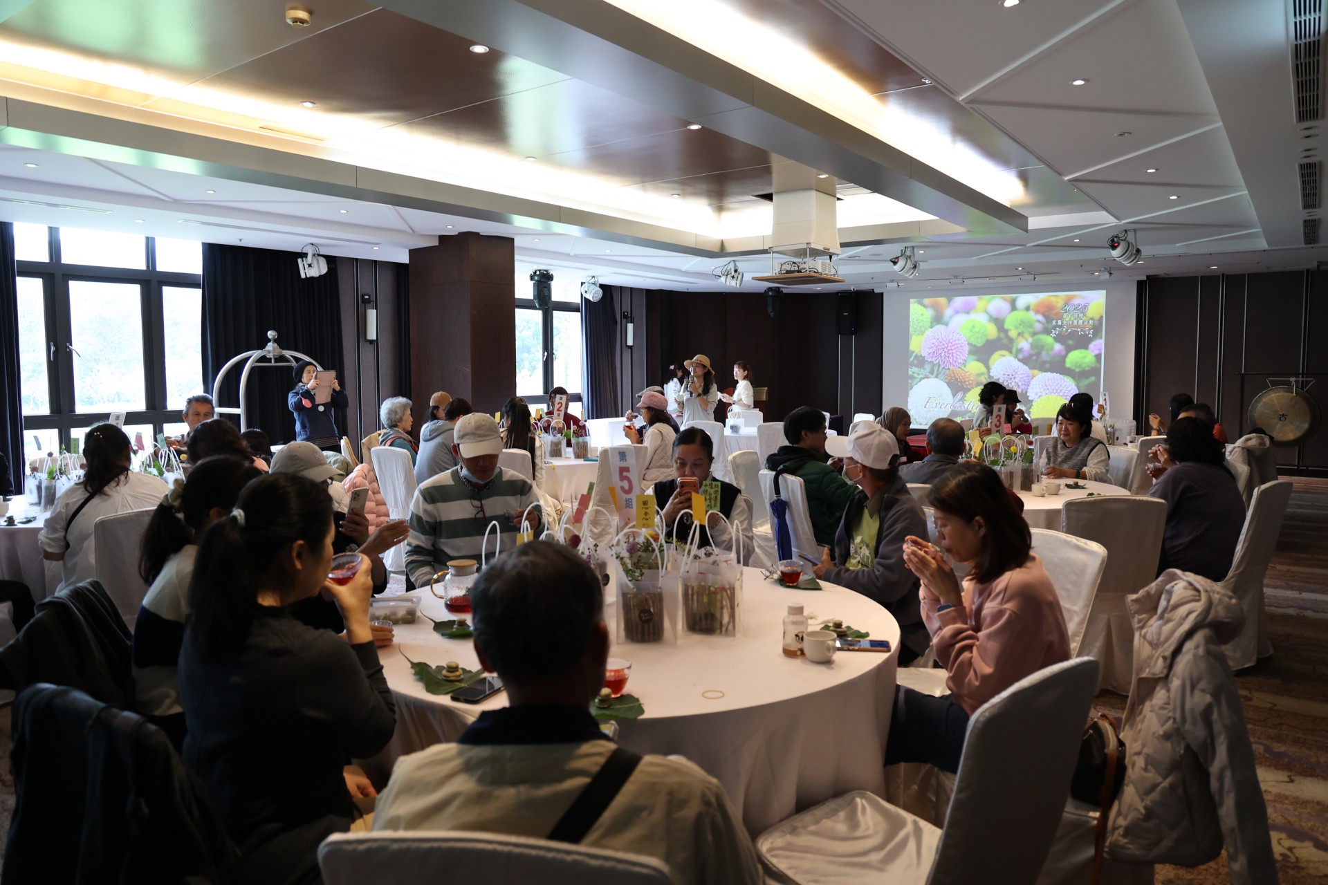 黃文鳳老師帶領家屬在茶席中分享，舉杯敬天、地，敬同組夥伴與自己，也敬在遠方的家人。