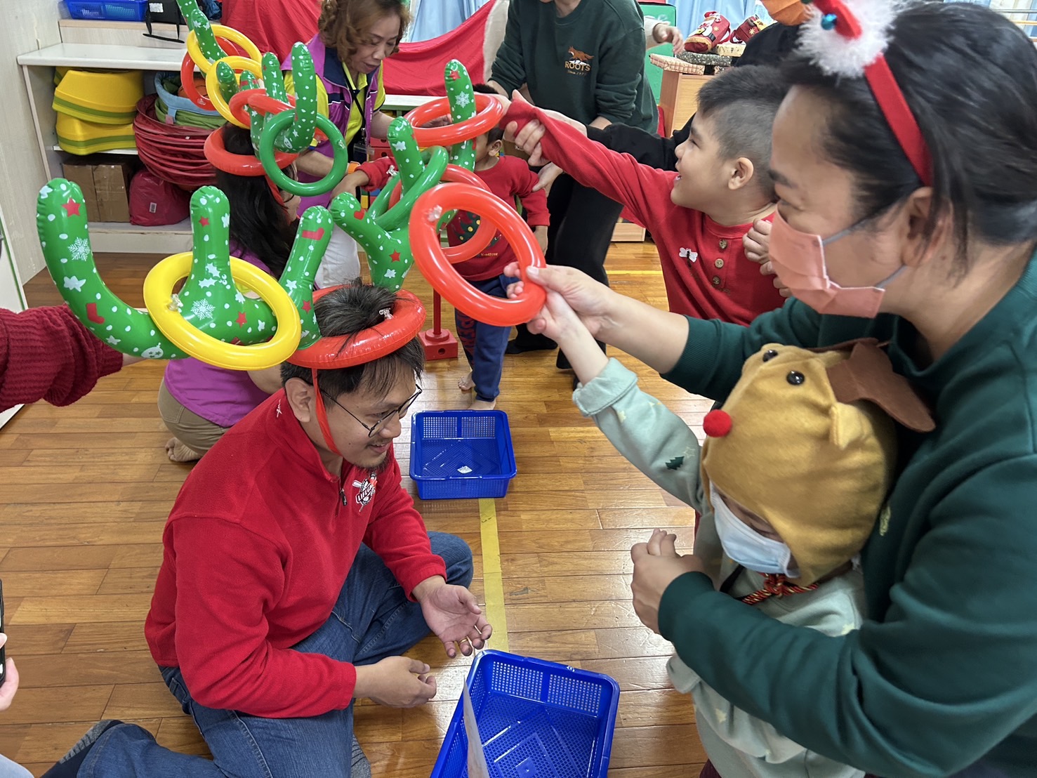 暖意湧入東港早療中心 企業志工愛相隨