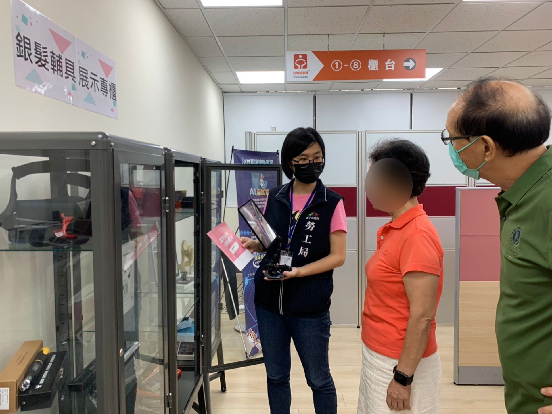 本市3個就服站設有輔具專區-由專人介紹輔具操作