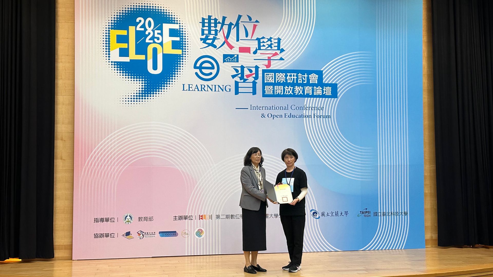 「最佳互動經營獎」的《食物能量解密》課程，則由謝婉華與李惠春老師共同授課