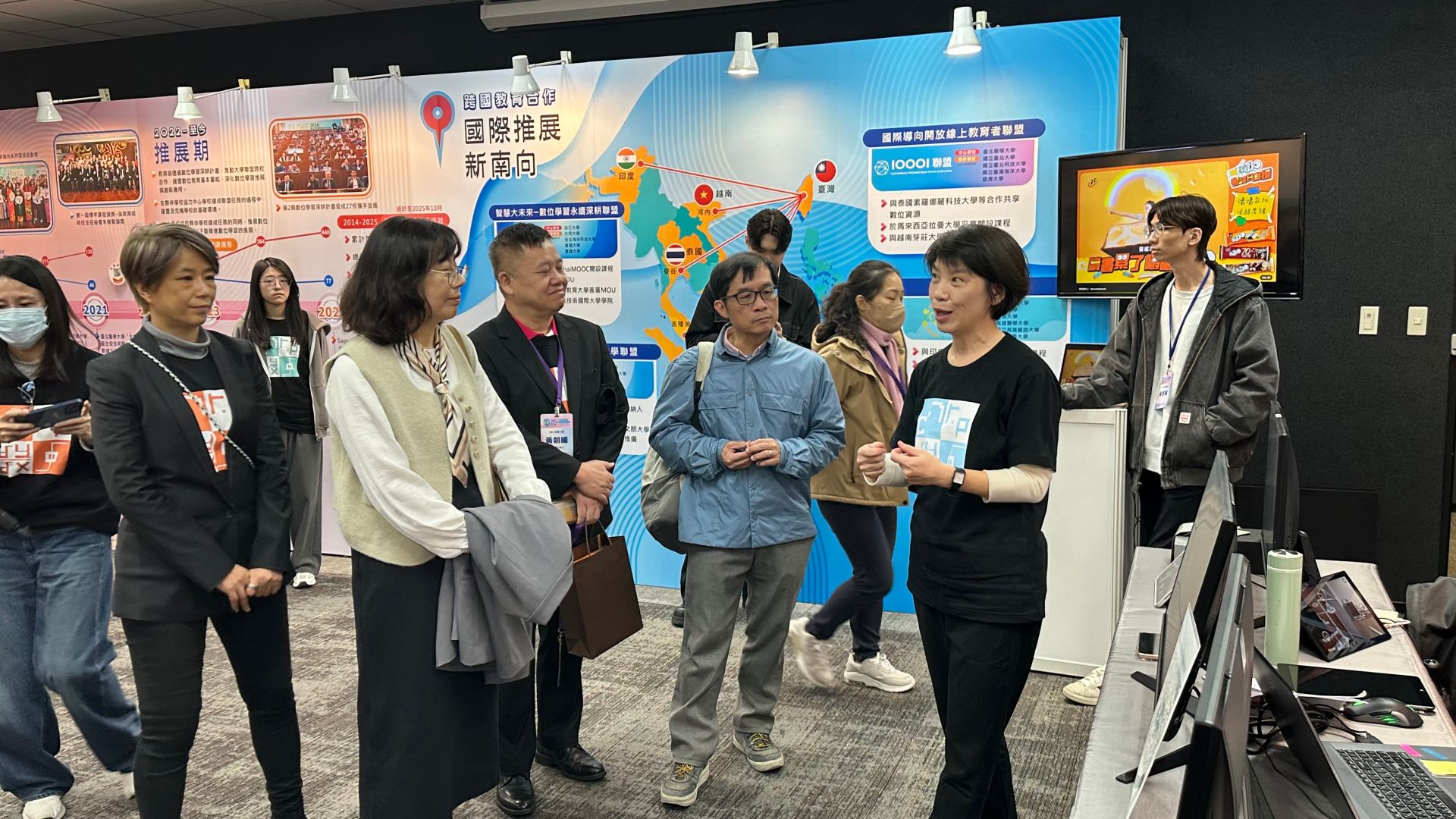 慈濟大學受主辦單位邀請進行特色展示，以《食物能量解密》MOOC課程結合MR混合實境技術