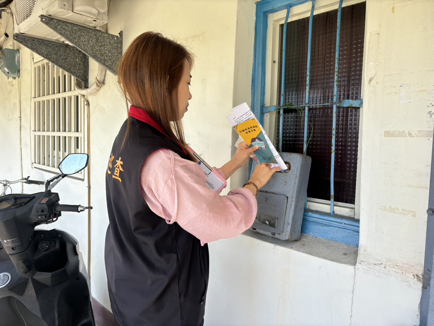 圖一、現場投遞石綿宣導